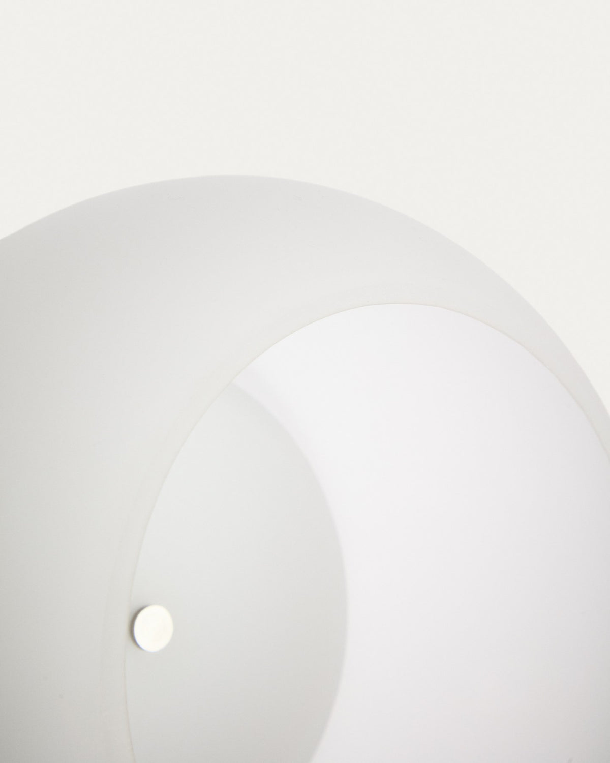 Runde LED-Wandleuchte Leruna aus satiniertem Glas mit Sockel aus verzinktem Stahl, Durchmesser 20 cm, weisse Oberfläche.