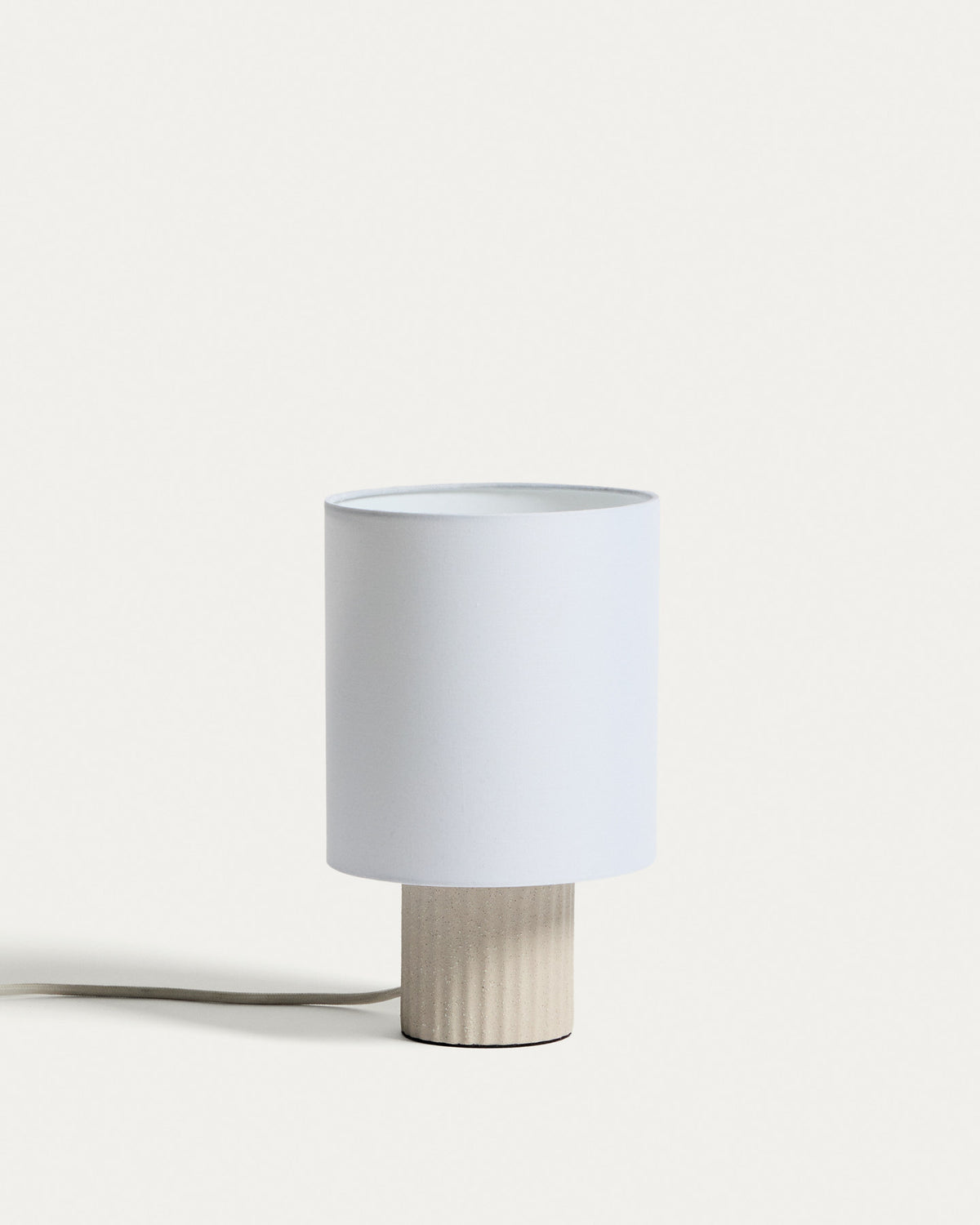 Tischlampe Eshe aus Keramik mit Finish in Beige in Beige präsentiert im Onlineshop von KAQTU Design AG. Tischleuchte ist von Kave Home