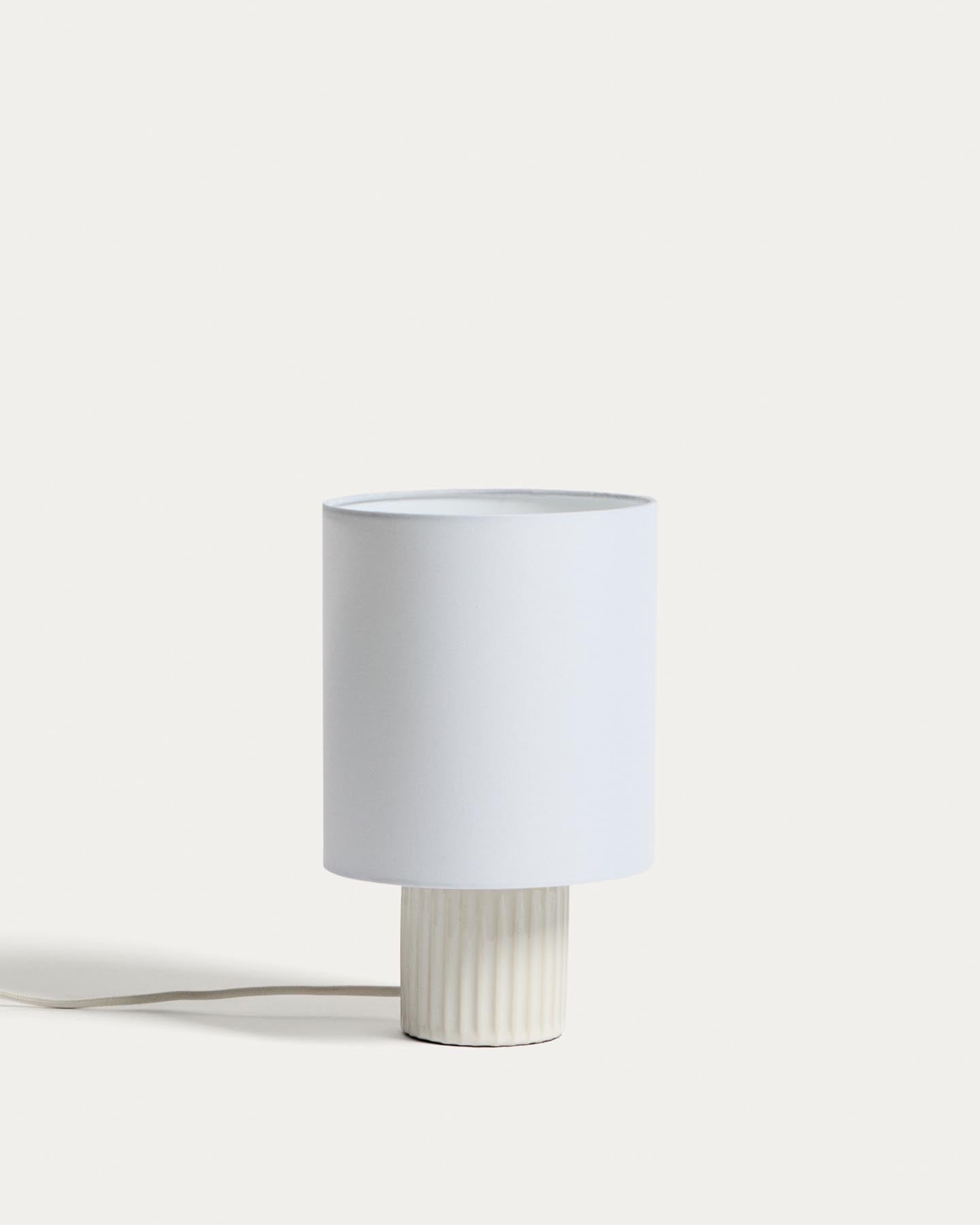 Tischlampe Eshe aus Keramik mit Finish in Weiss in Weiss präsentiert im Onlineshop von KAQTU Design AG. Tischleuchte ist von Kave Home
