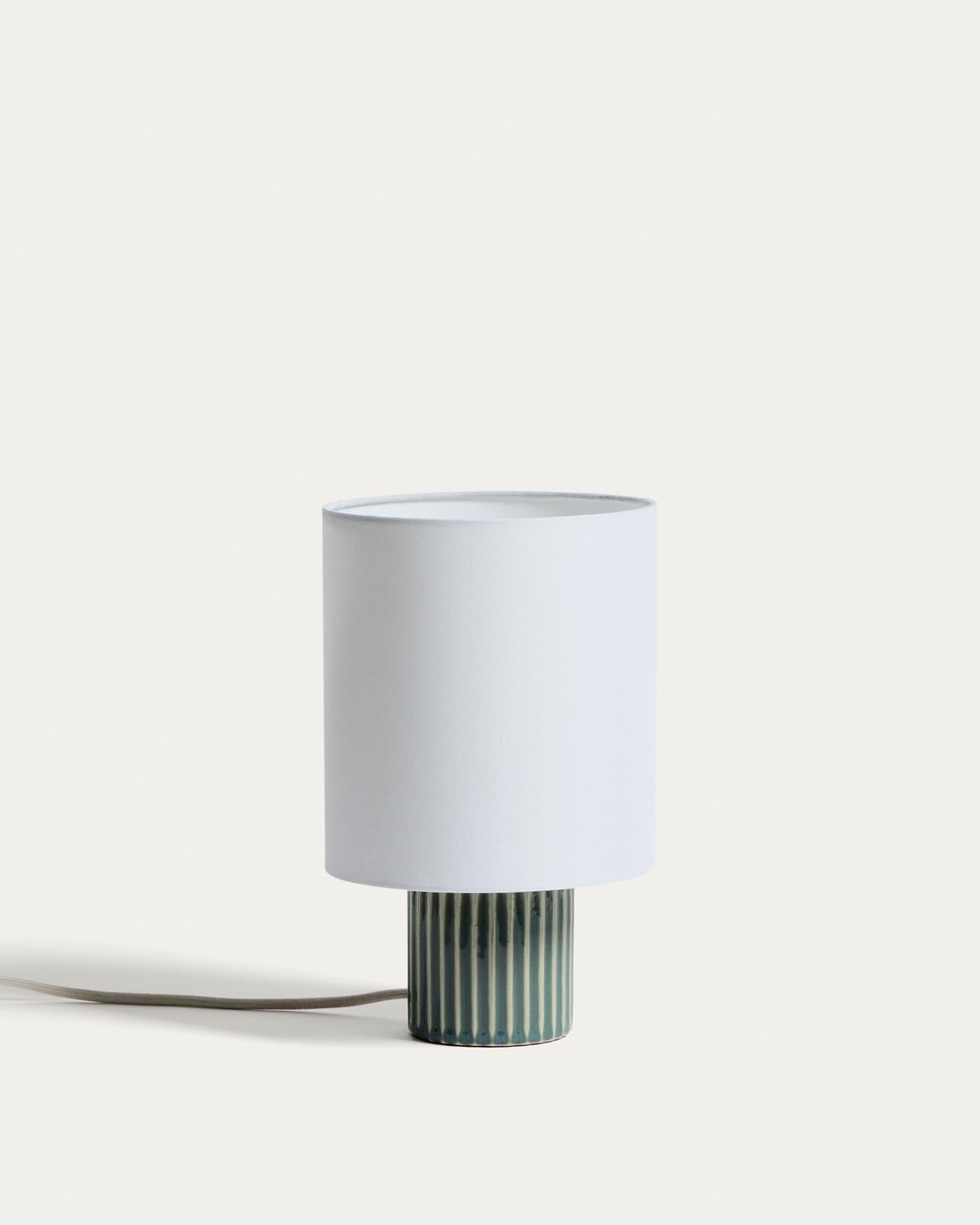 Tischlampe Eshe aus Keramik mit Finish in Grün und Weiss in Grün präsentiert im Onlineshop von KAQTU Design AG. Tischleuchte ist von Kave Home
