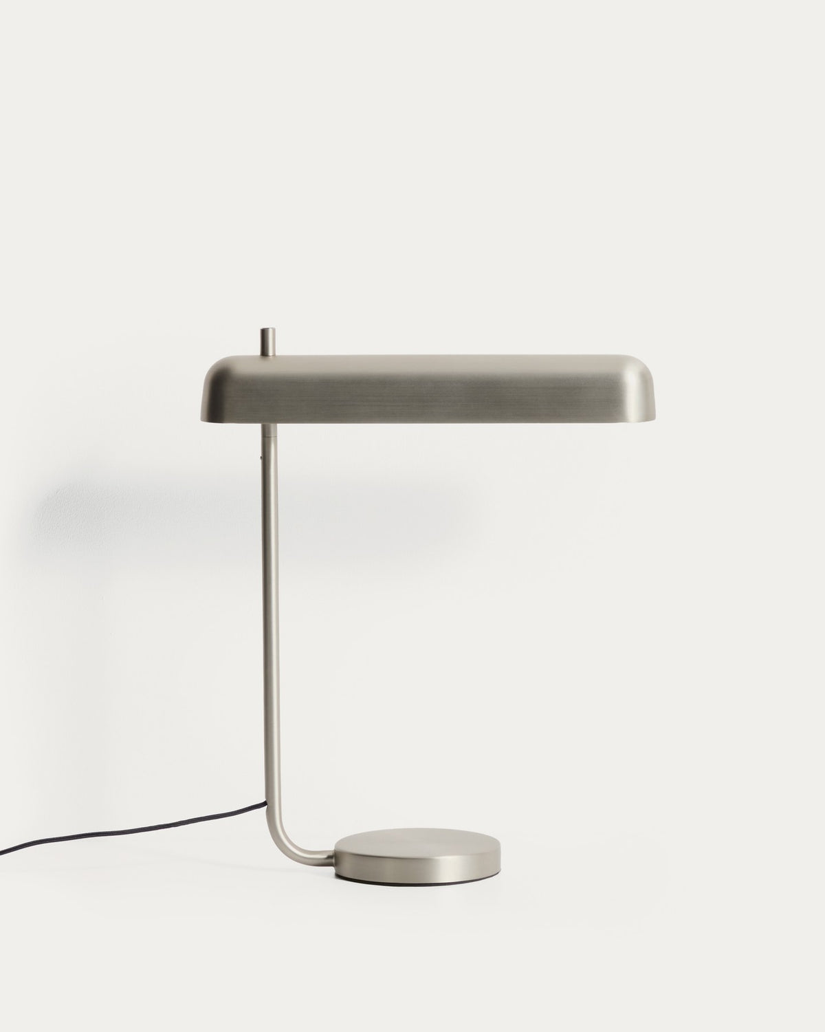 Graue Tischlampe Nelaia aus Stahl mit Kippschalter, Sockel aus Metall, schlanke zylindrische Form, LED-Leuchtmittel sichtbar.