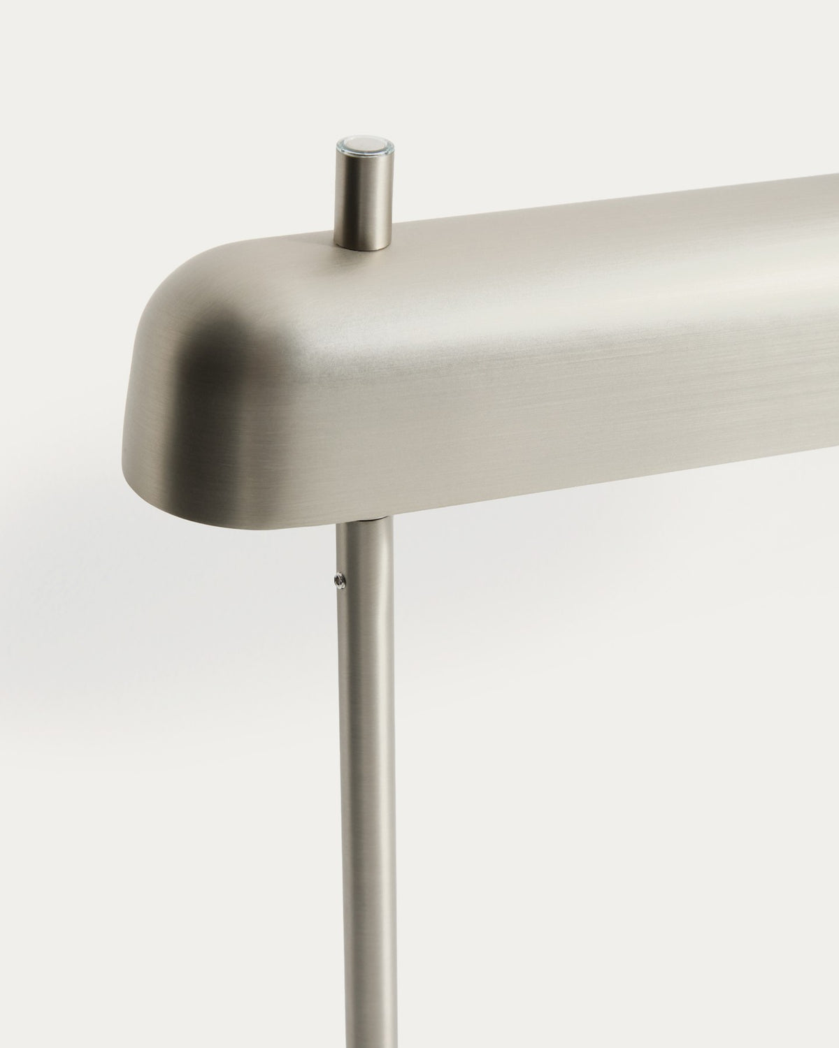 Graue Tischlampe Nelaia aus Stahl mit Kippschalter, Sockel aus Metall, schlanke zylindrische Form, LED-Leuchtmittel sichtbar.