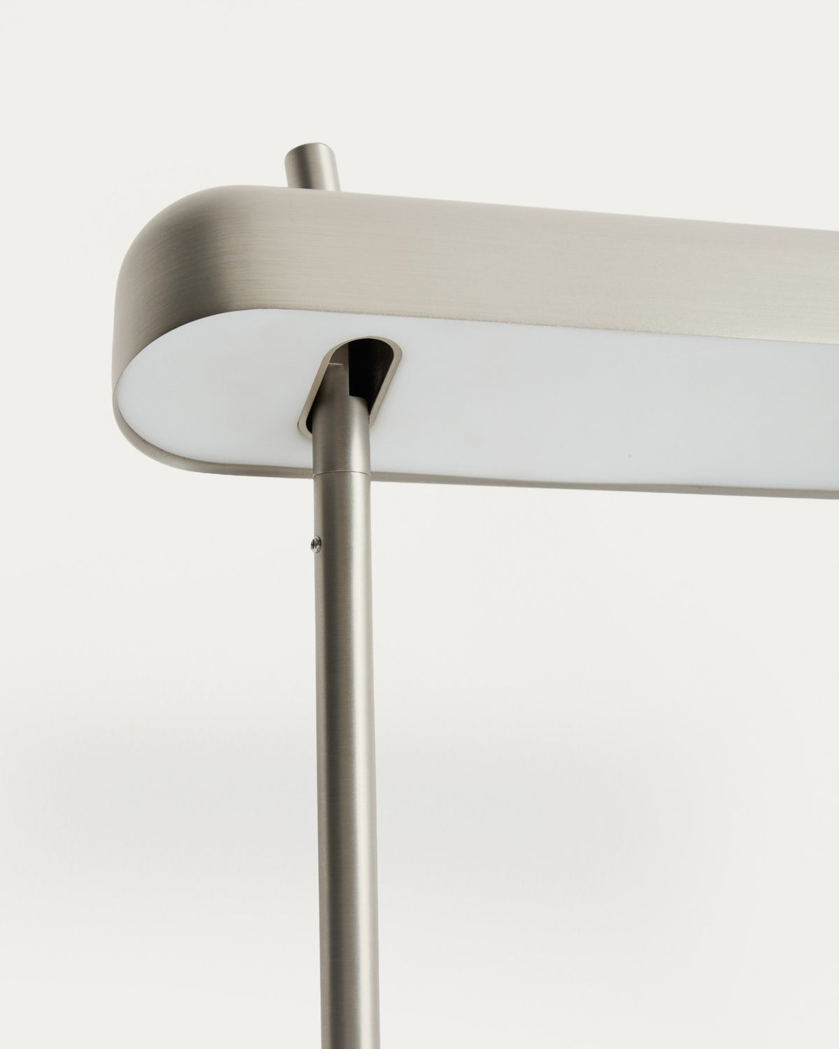 Graue Tischlampe Nelaia aus Stahl mit Kippschalter, Sockel aus Metall, schlanke zylindrische Form, LED-Leuchtmittel sichtbar.
