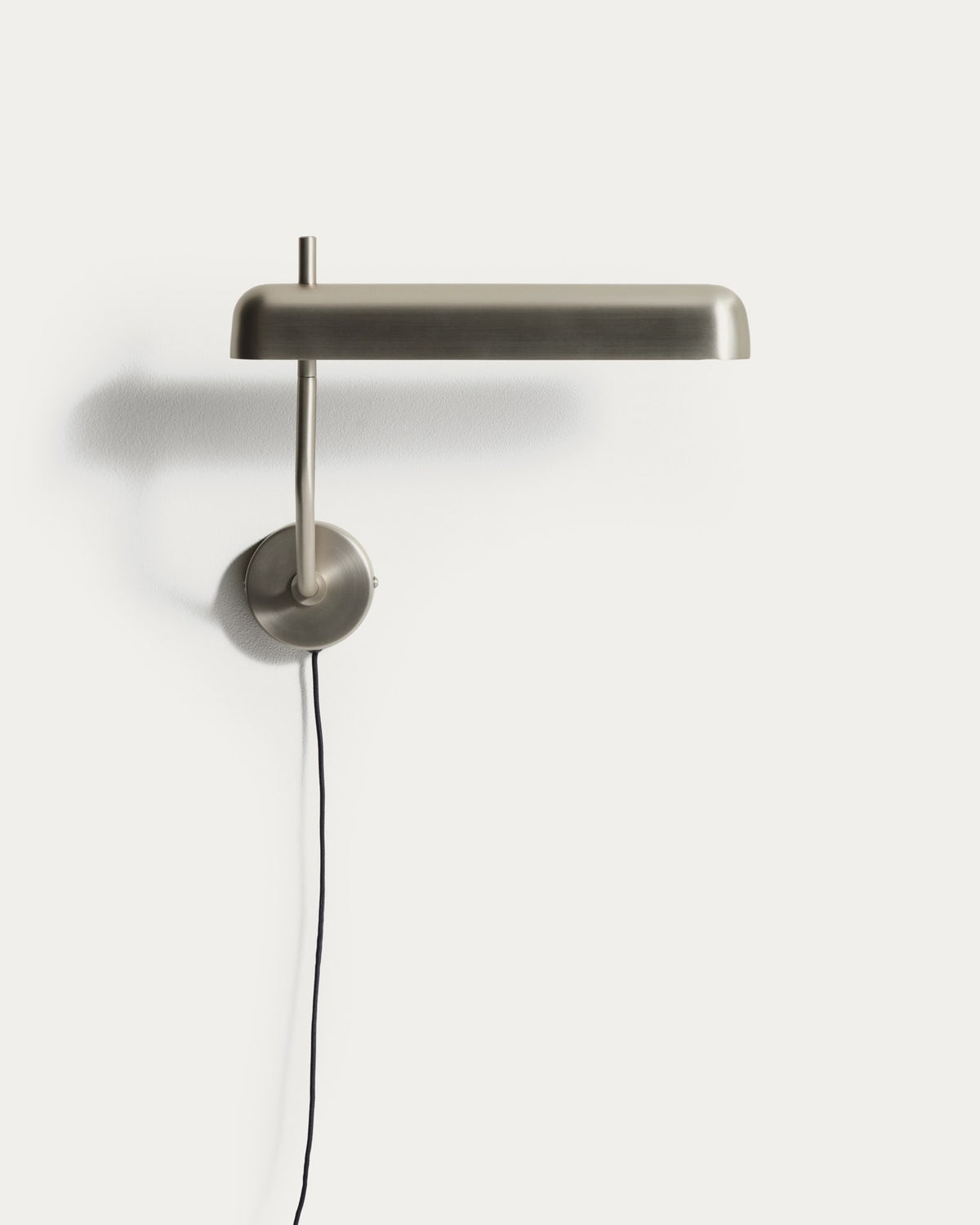 Wandleuchte Nelaia in Grau von Kave Home, Gehäuse aus Stahl und Polypropylen, schlichte Form mit seitlichem Kippschalter.
