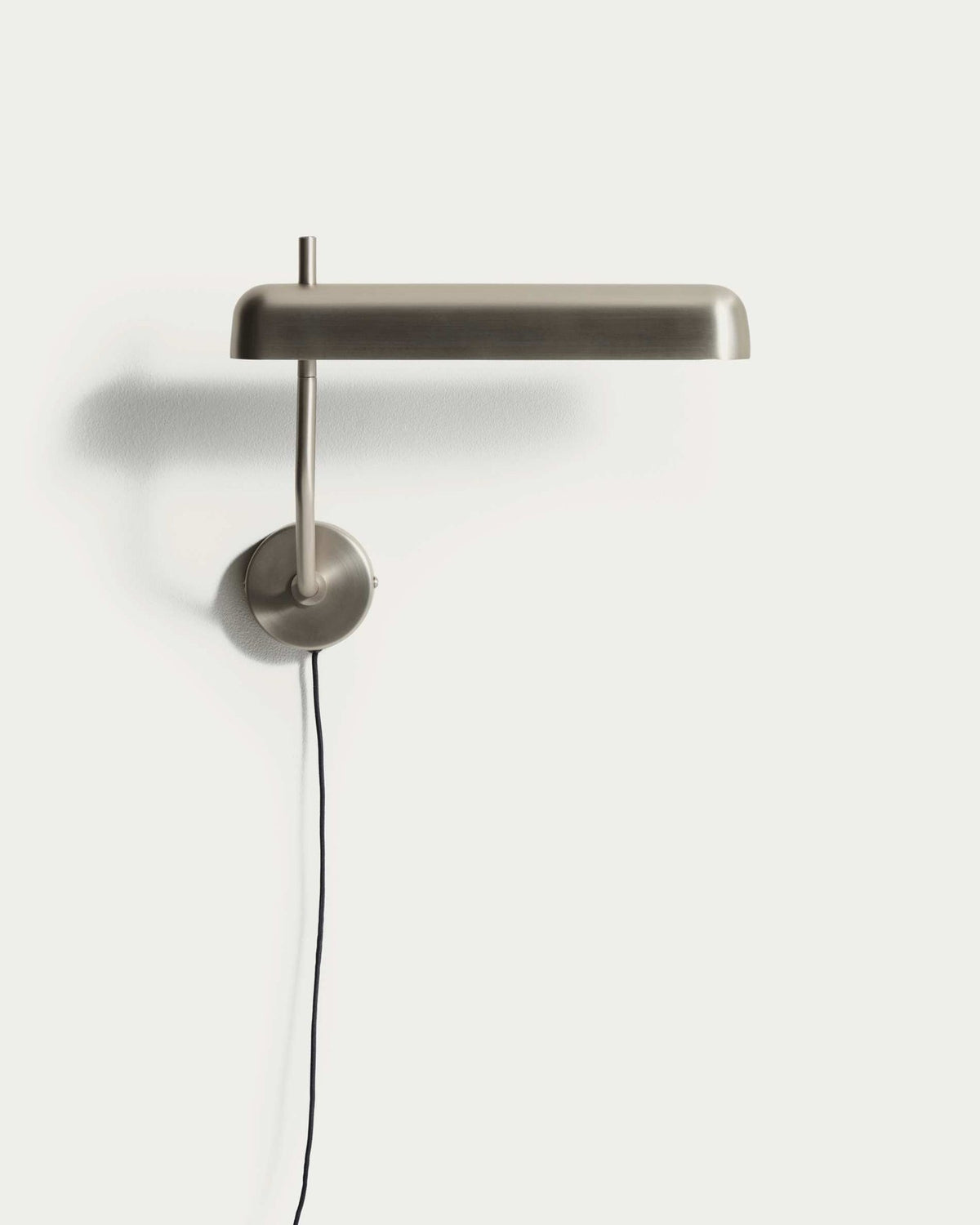 Wandleuchte Nelaia in Grau von Kave Home, Gehäuse aus Stahl und Polypropylen, schlichte Form mit seitlichem Kippschalter.