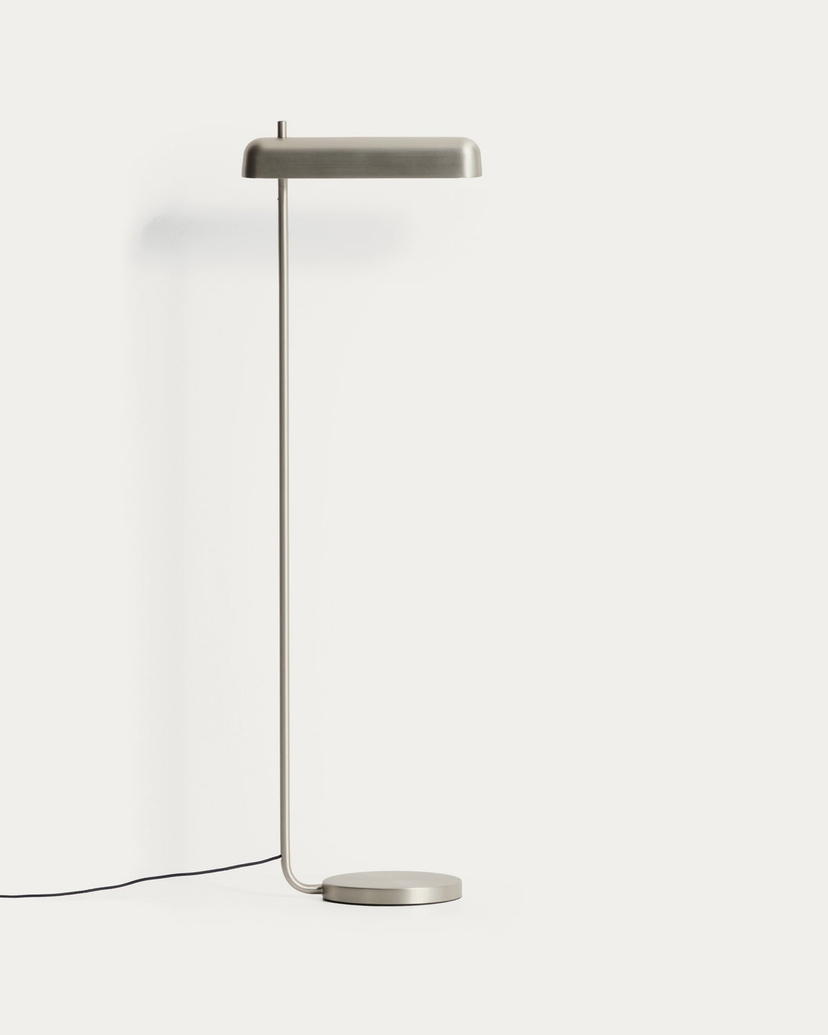Graue Stehlampe Nelaia aus Stahl und Polypropylen mit schlankem Standfuss, minimalistischem Design und LED-Lichtquelle, Modell von Kave Home.