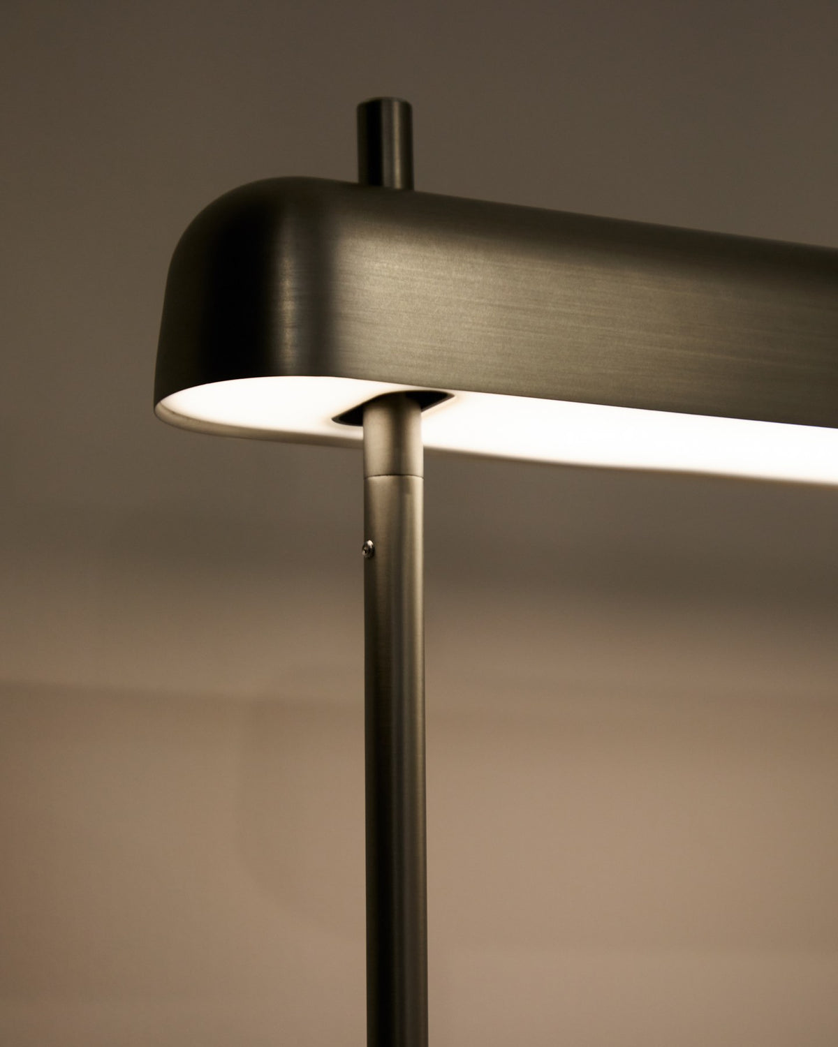 Graue Stehlampe Nelaia aus Stahl und Polypropylen mit schlankem Standfuss, minimalistischem Design und LED-Lichtquelle, Modell von Kave Home.