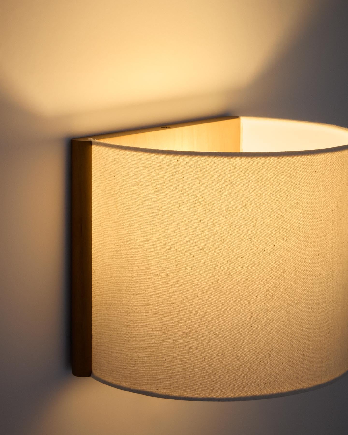 Wandleuchte Umbran aus hellbraunem Kautschukholz und Leinen in Beige in Beige präsentiert im Onlineshop von KAQTU Design AG. Wandleuchte ist von Kave Home