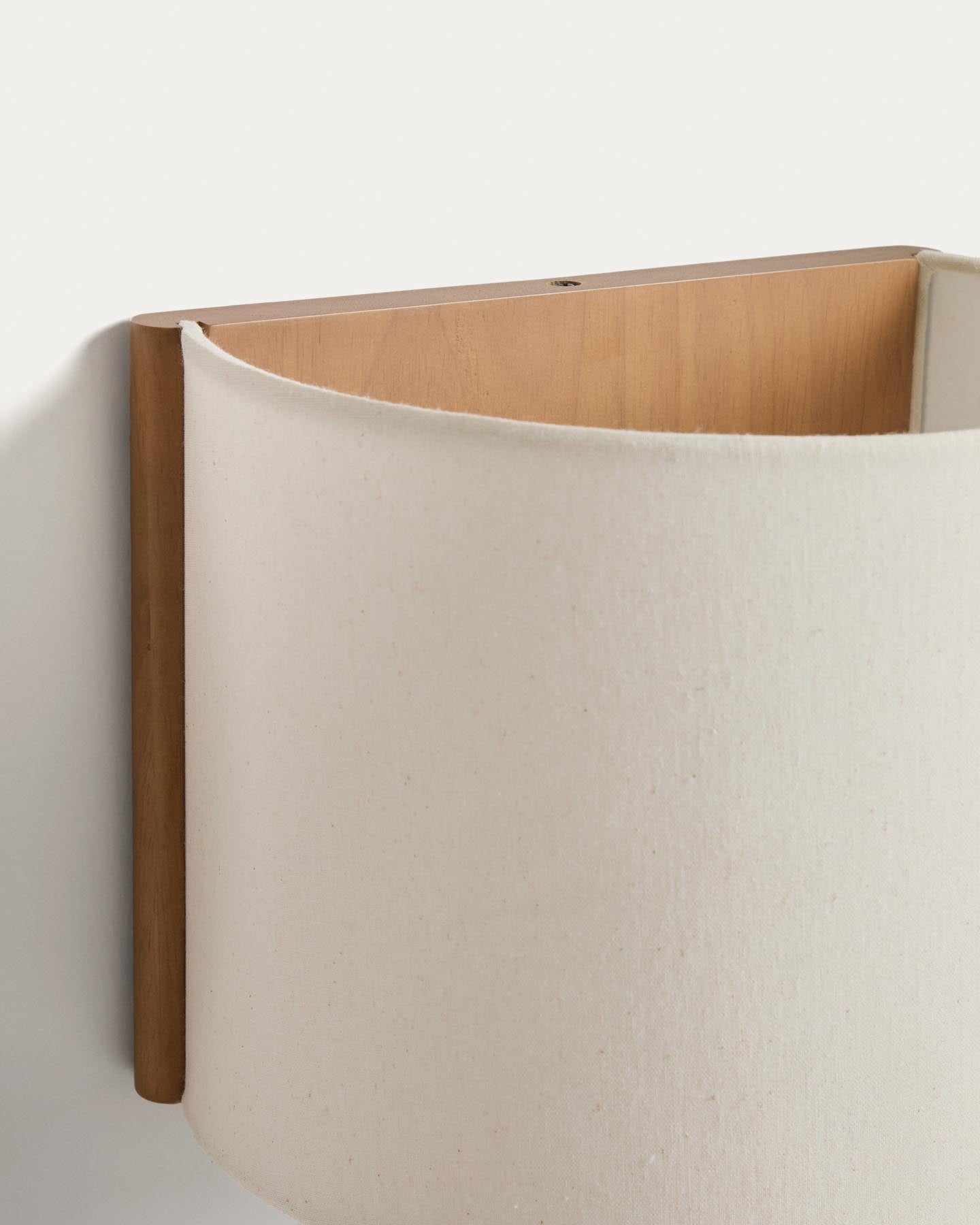 Wandleuchte Umbran aus hellbraunem Kautschukholz und Leinen in Beige in Beige präsentiert im Onlineshop von KAQTU Design AG. Wandleuchte ist von Kave Home
