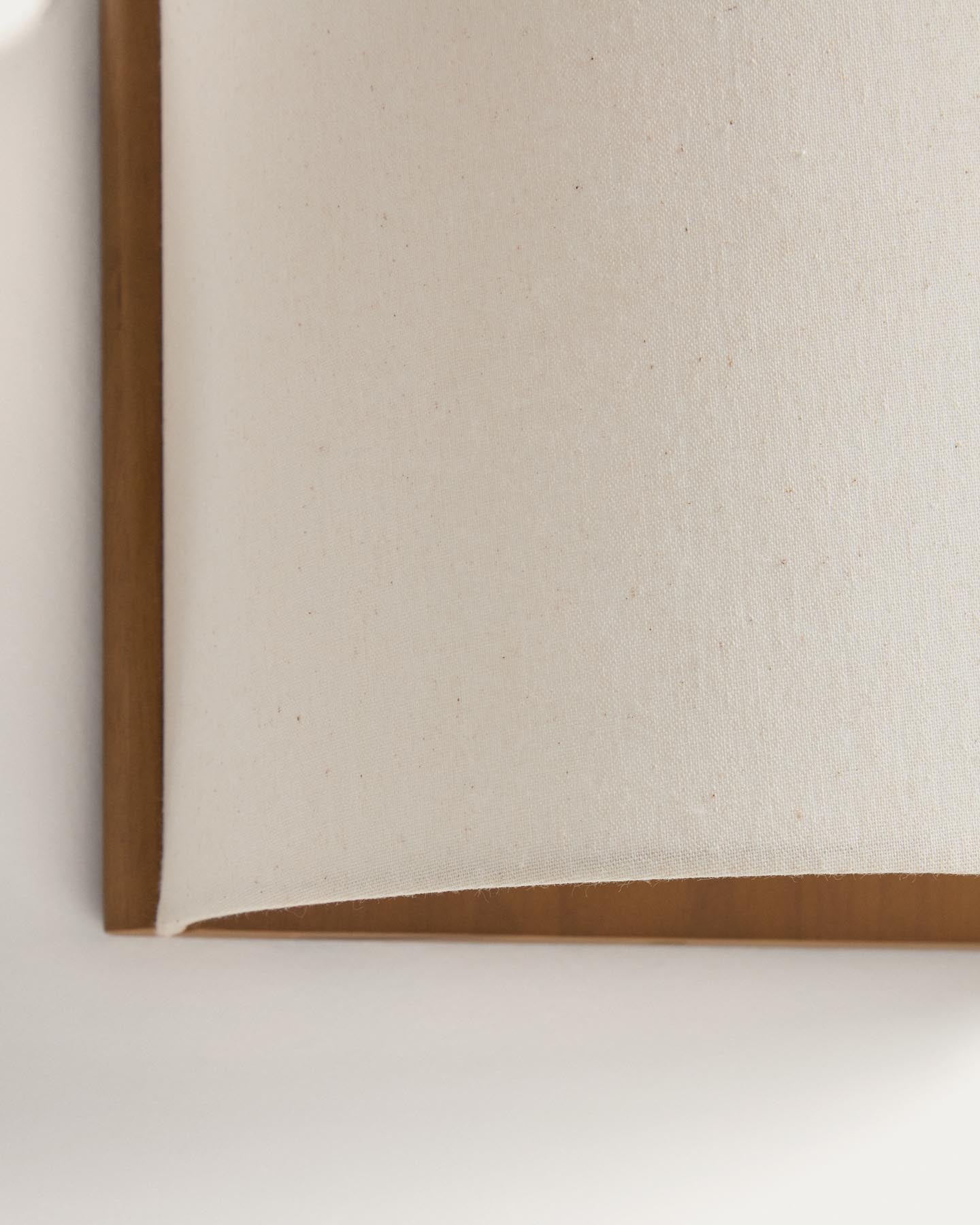 Wandleuchte Umbran aus hellbraunem Kautschukholz und Leinen in Beige in Beige präsentiert im Onlineshop von KAQTU Design AG. Wandleuchte ist von Kave Home