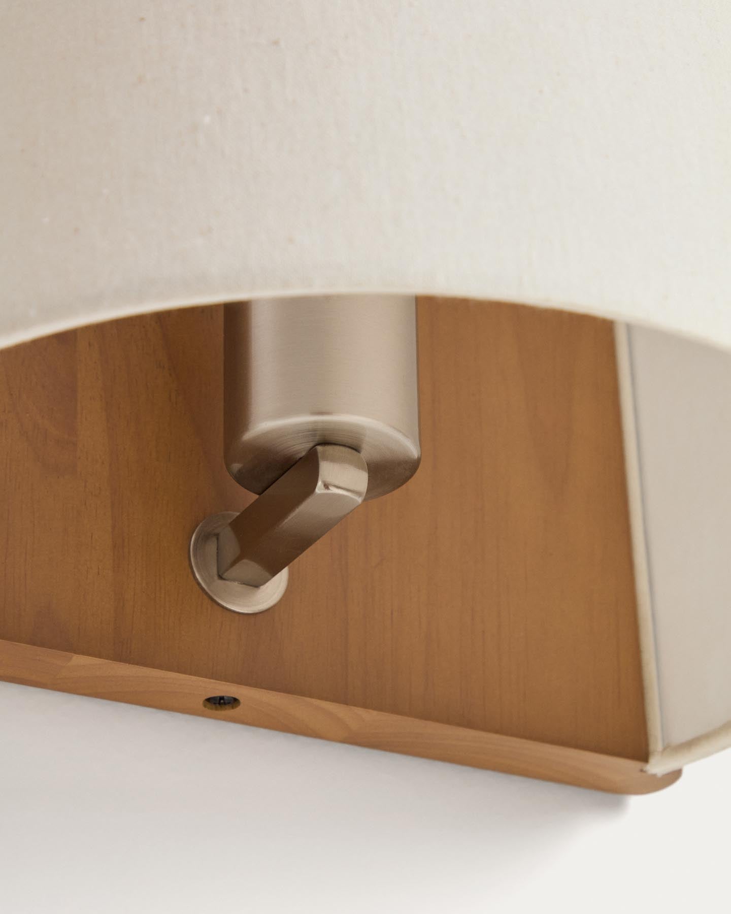 Wandleuchte Umbran aus hellbraunem Kautschukholz und Leinen in Beige in Beige präsentiert im Onlineshop von KAQTU Design AG. Wandleuchte ist von Kave Home