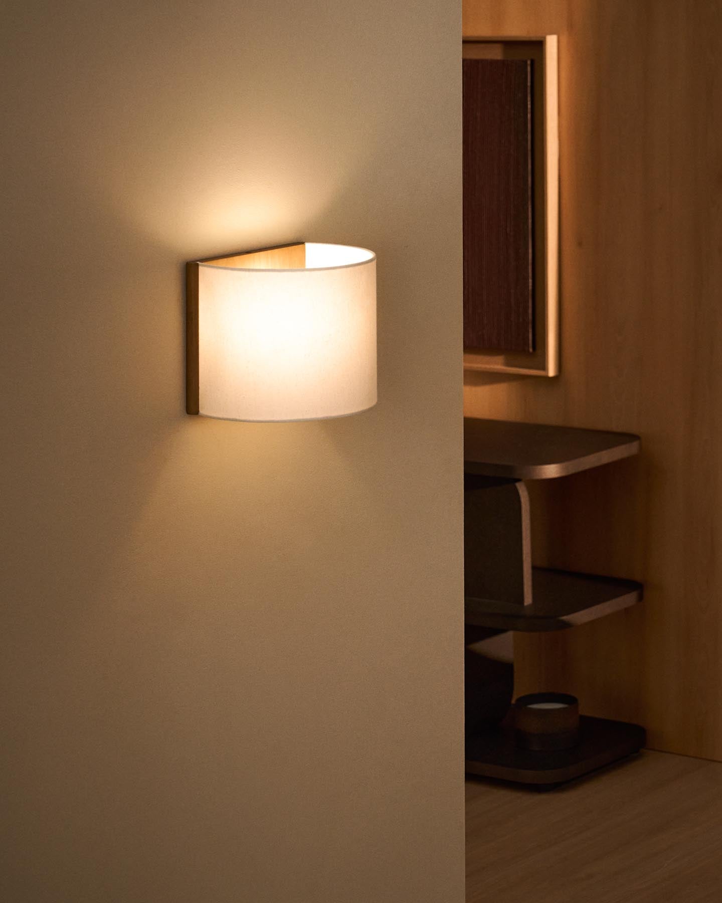 Wandleuchte Umbran aus hellbraunem Kautschukholz und Leinen in Beige in Beige präsentiert im Onlineshop von KAQTU Design AG. Wandleuchte ist von Kave Home