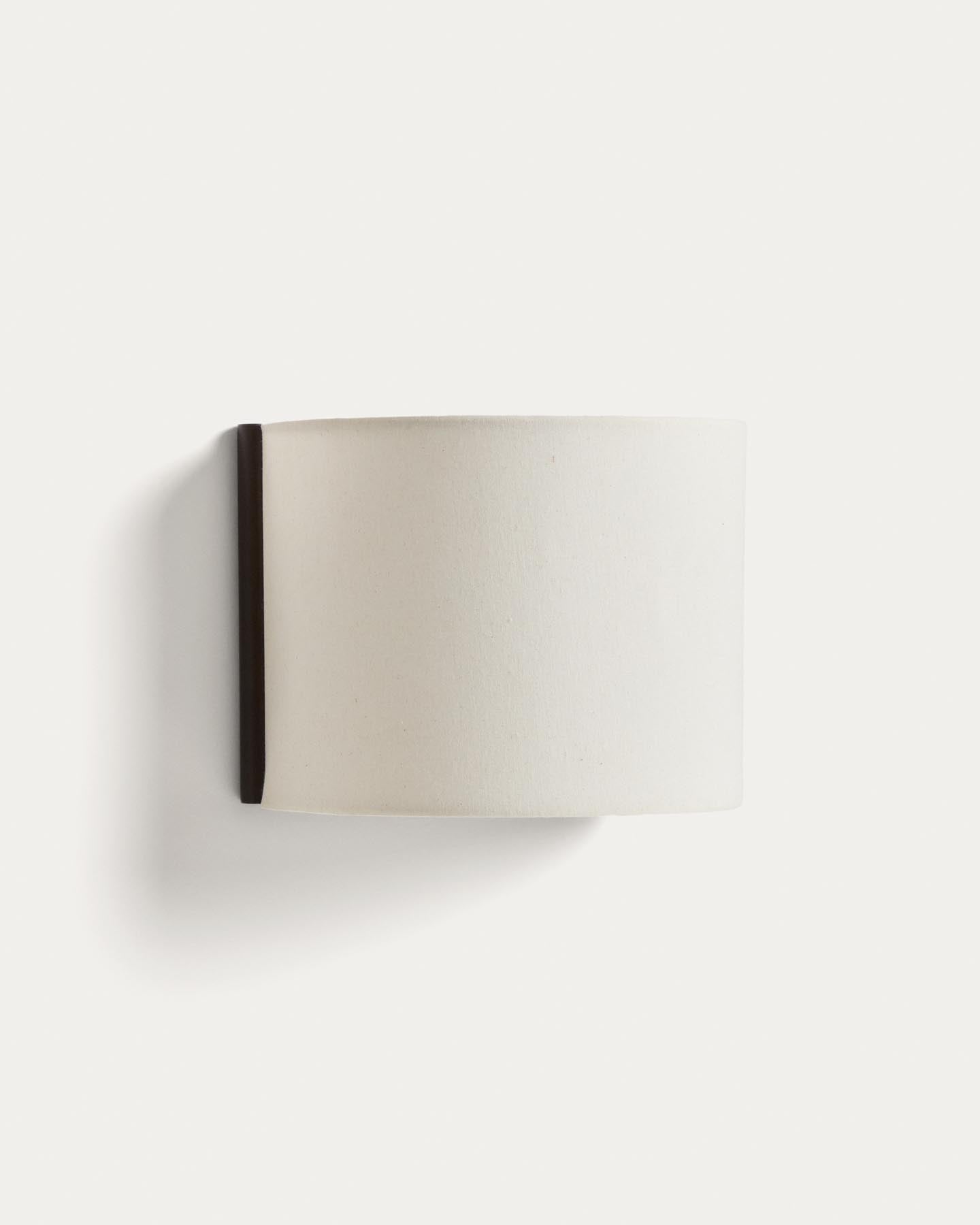 Wandleuchte Umbran aus dunkelbraunem Kautschukholz und Leinen in Beige in Beige präsentiert im Onlineshop von KAQTU Design AG. Wandleuchte ist von Kave Home