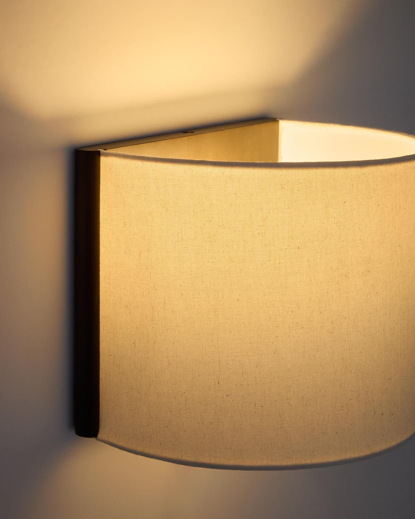 Wandleuchte Umbran aus dunkelbraunem Kautschukholz und Leinen in Beige in Beige präsentiert im Onlineshop von KAQTU Design AG. Wandleuchte ist von Kave Home