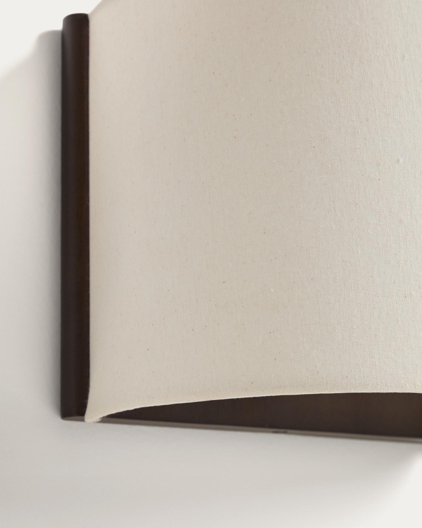 Wandleuchte Umbran aus dunkelbraunem Kautschukholz und Leinen in Beige in Beige präsentiert im Onlineshop von KAQTU Design AG. Wandleuchte ist von Kave Home