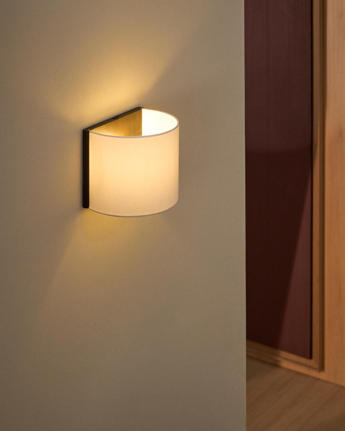 Wandleuchte Umbran aus dunkelbraunem Kautschukholz und Leinen in Beige in Beige präsentiert im Onlineshop von KAQTU Design AG. Wandleuchte ist von Kave Home