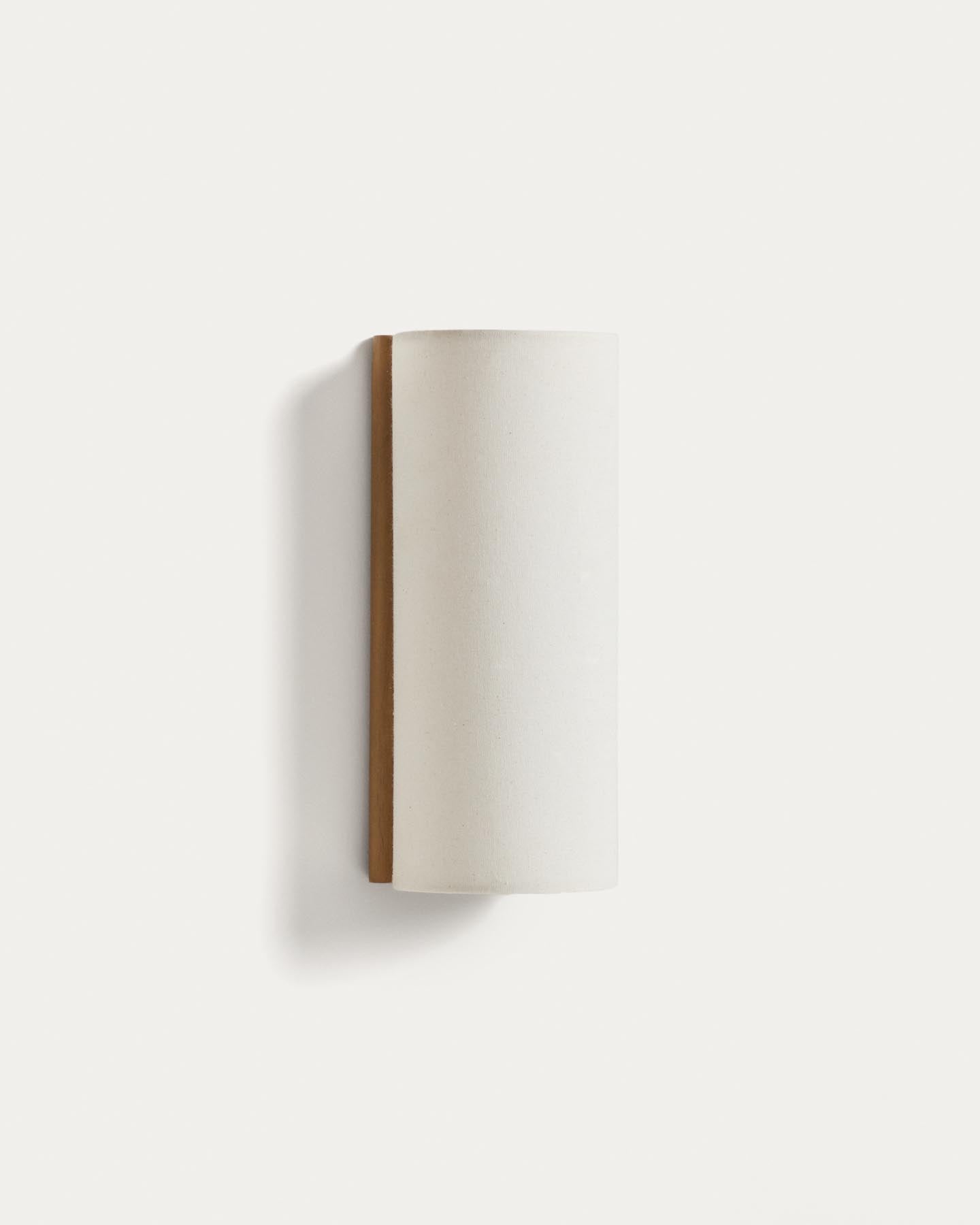 Wandleuchte Umbran aus hellbraunem Kautschukholz und Leinen in Beige in Beige präsentiert im Onlineshop von KAQTU Design AG. Wandleuchte ist von Kave Home
