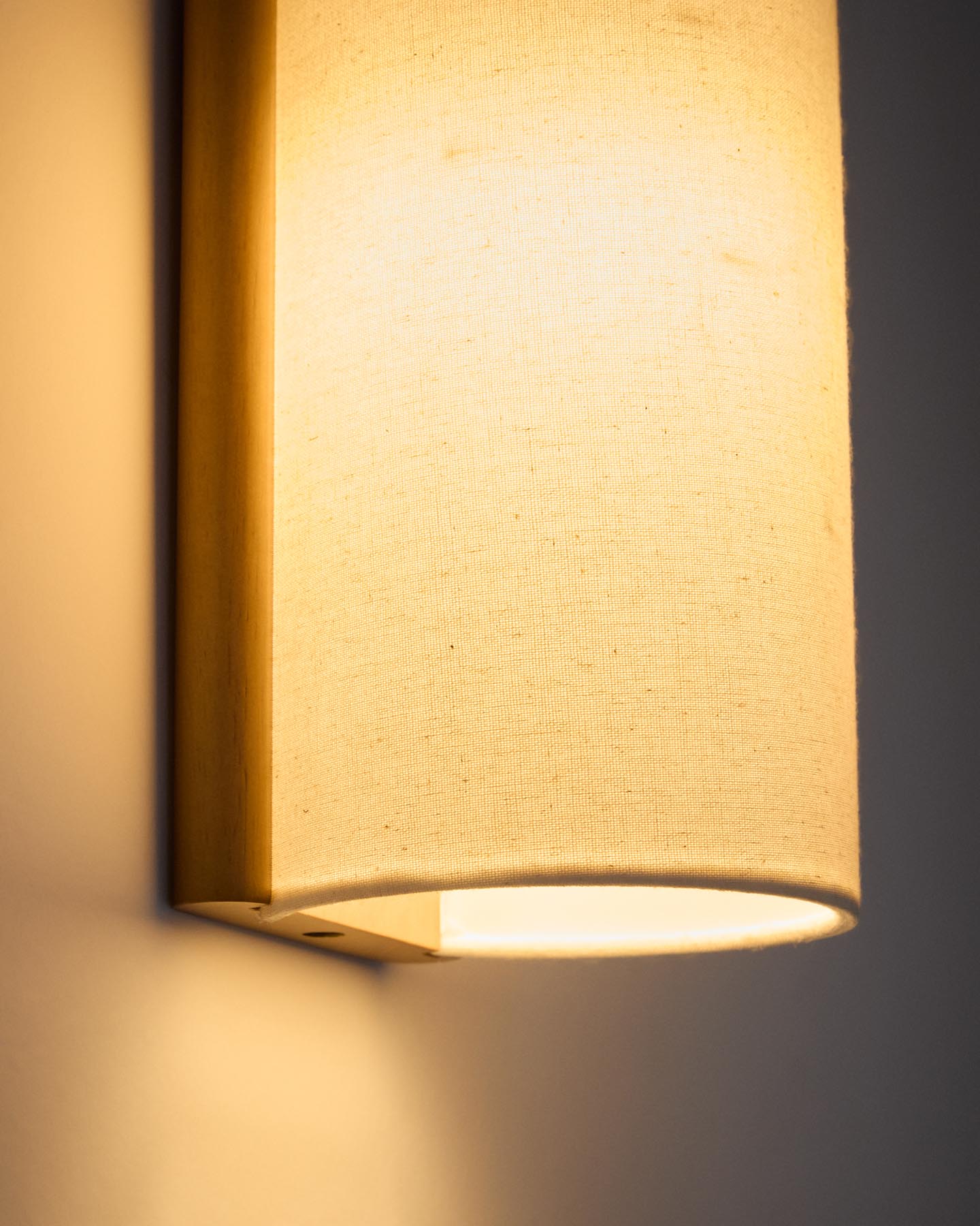 Wandleuchte Umbran aus hellbraunem Kautschukholz und Leinen in Beige in Beige präsentiert im Onlineshop von KAQTU Design AG. Wandleuchte ist von Kave Home