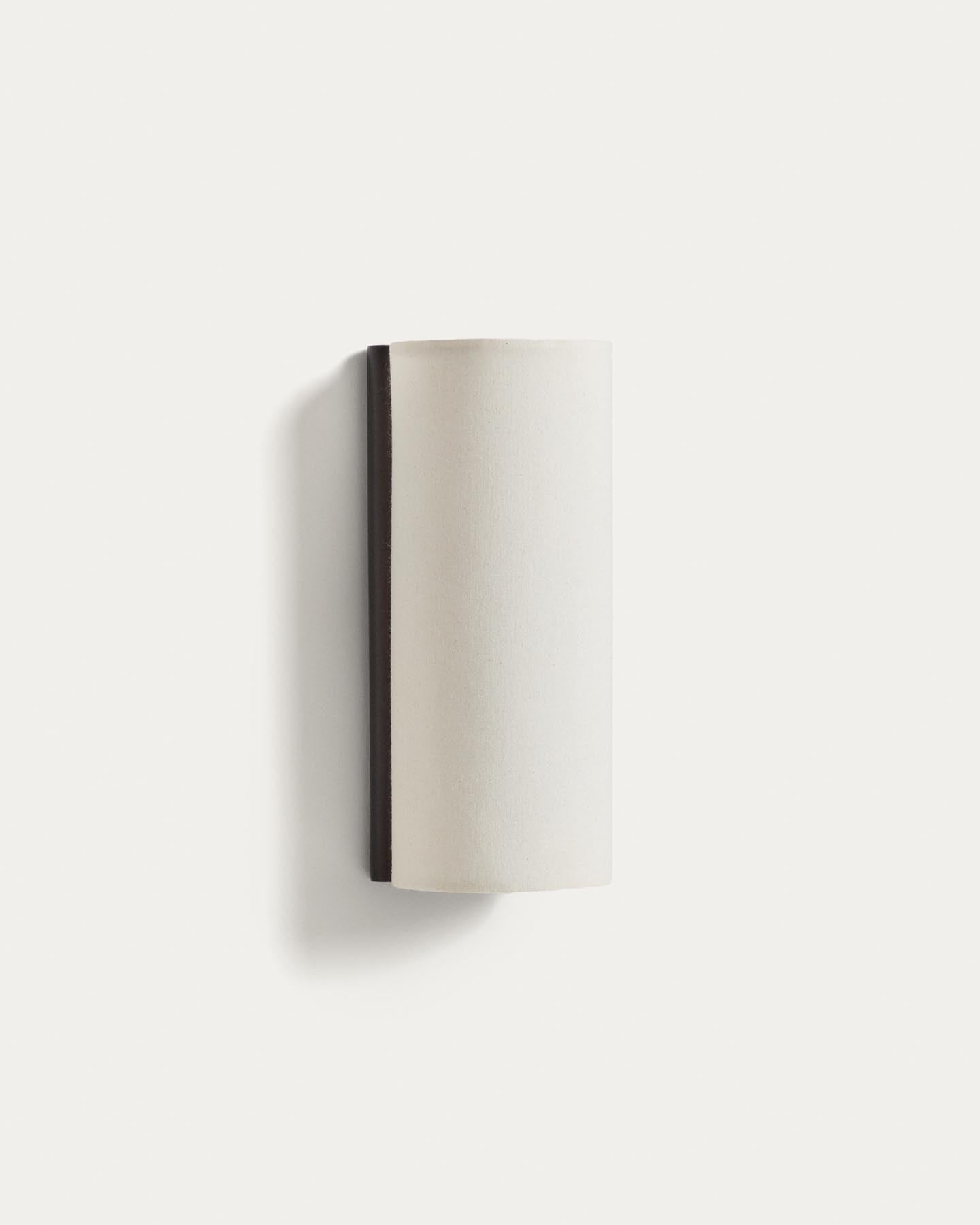 Wandleuchte Umbran aus dunkelbraunem Kautschukholz und Leinen in Beige in Beige präsentiert im Onlineshop von KAQTU Design AG. Wandleuchte ist von Kave Home