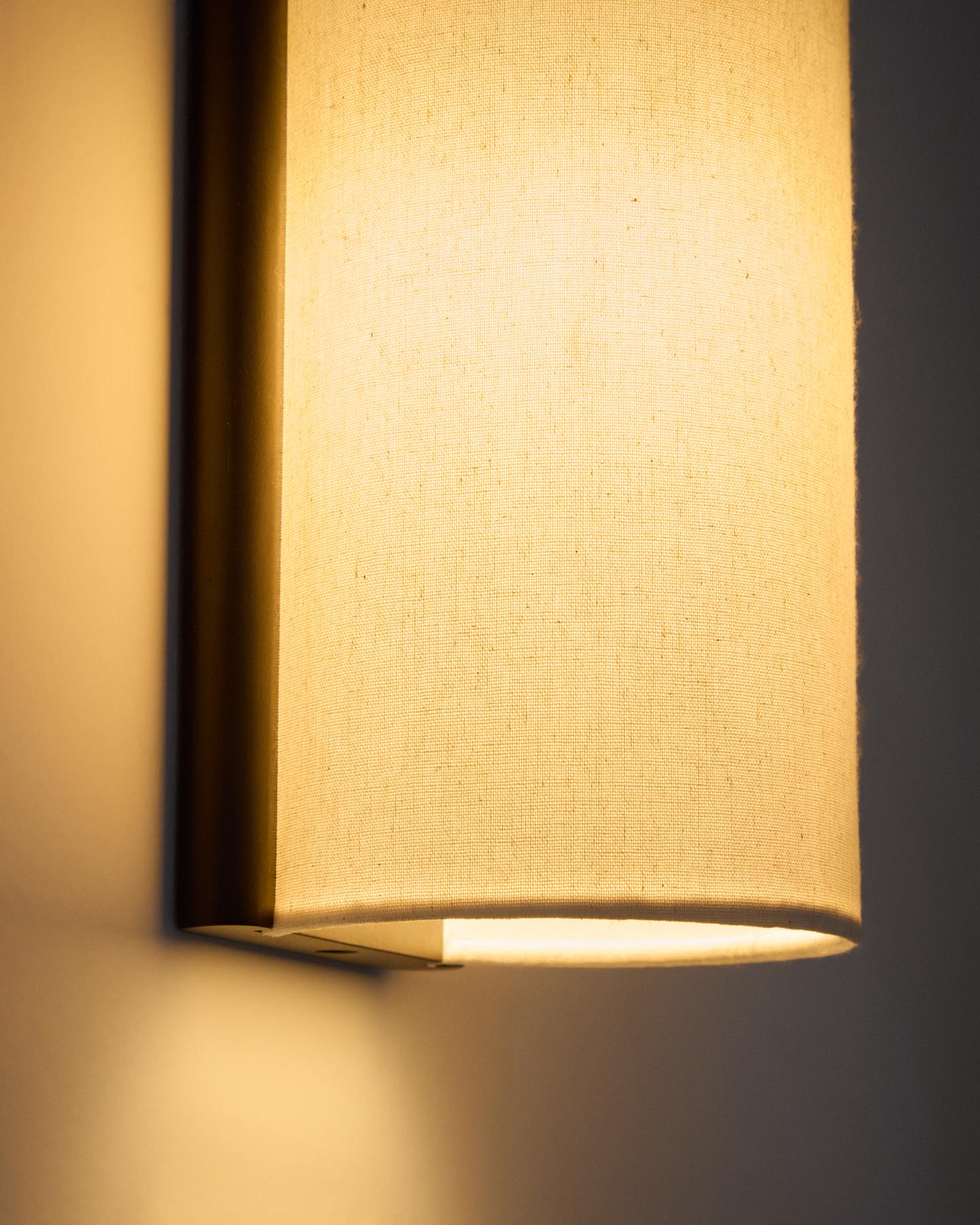 Wandleuchte Umbran aus dunkelbraunem Kautschukholz und Leinen in Beige in Beige präsentiert im Onlineshop von KAQTU Design AG. Wandleuchte ist von Kave Home