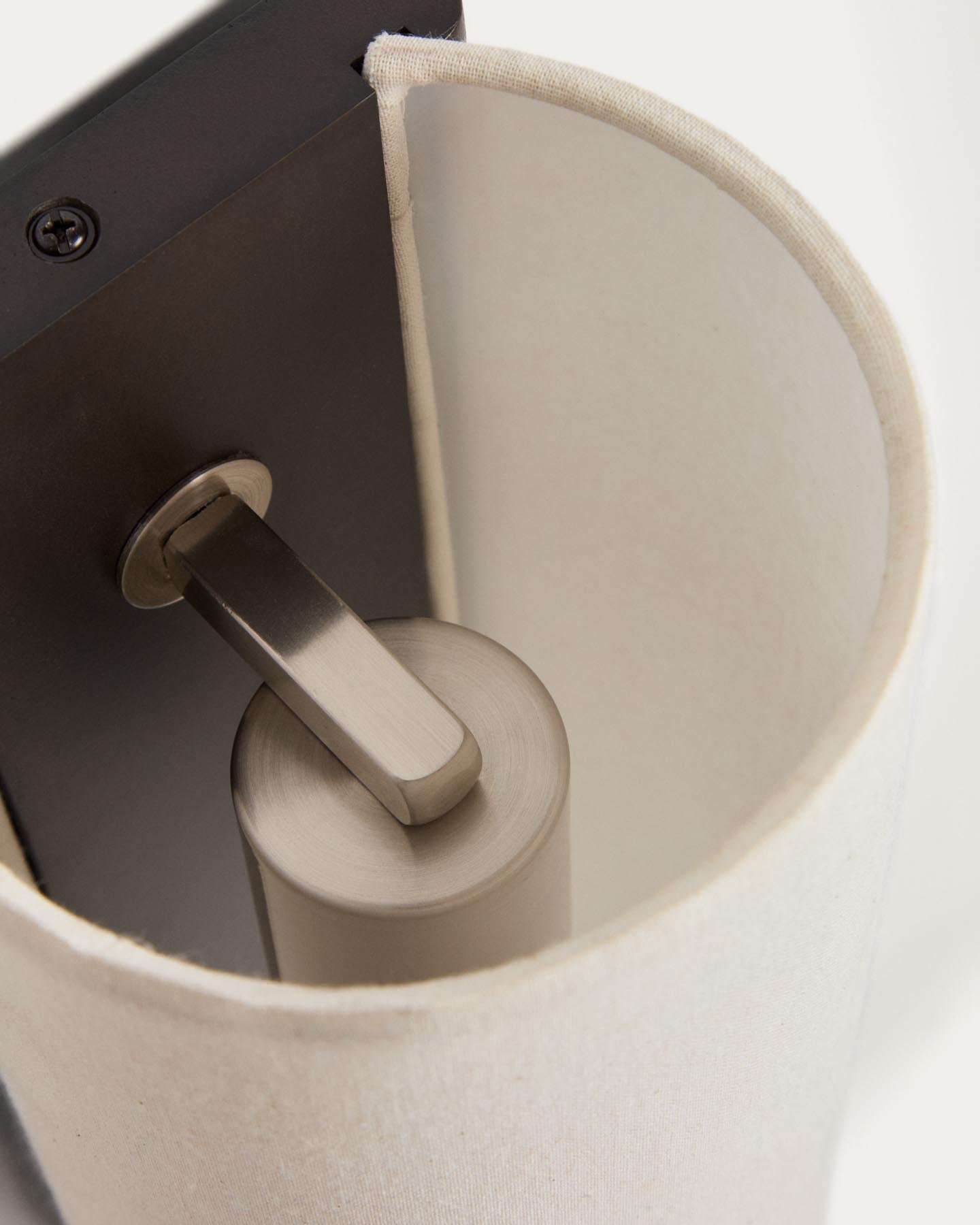 Wandleuchte Umbran aus dunkelbraunem Kautschukholz und Leinen in Beige in Beige präsentiert im Onlineshop von KAQTU Design AG. Wandleuchte ist von Kave Home