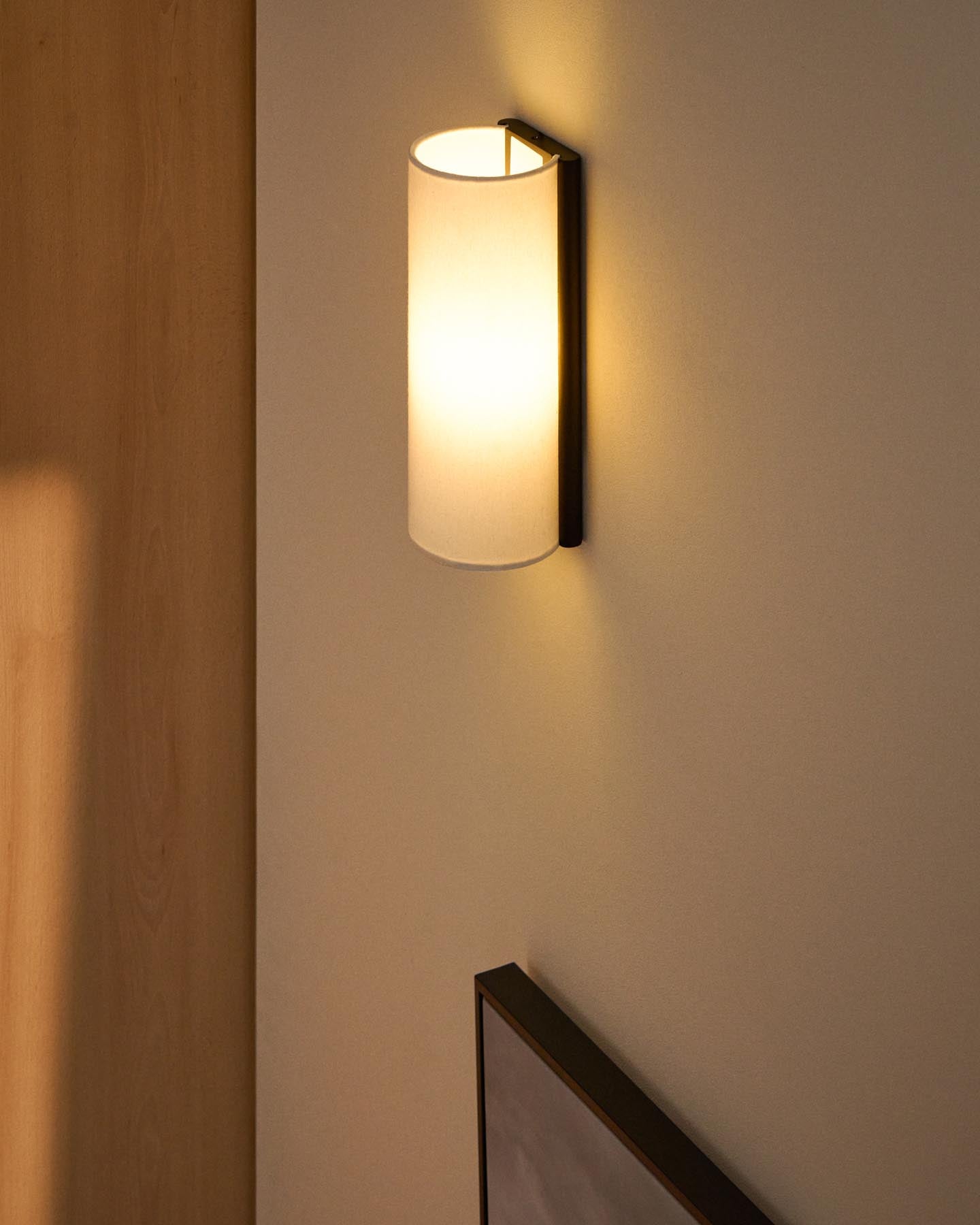 Wandleuchte Umbran aus dunkelbraunem Kautschukholz und Leinen in Beige in Beige präsentiert im Onlineshop von KAQTU Design AG. Wandleuchte ist von Kave Home