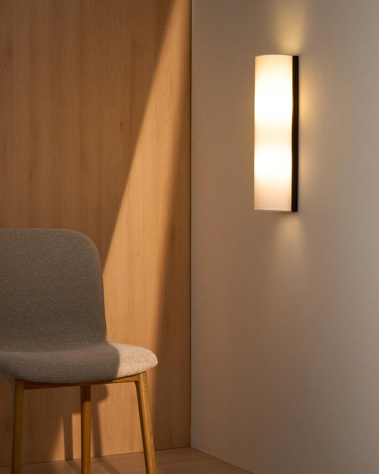 Wandleuchte Umbran aus hellbraunem Kautschukholz und Leinen in Beige in Beige präsentiert im Onlineshop von KAQTU Design AG. Wandleuchte ist von Kave Home