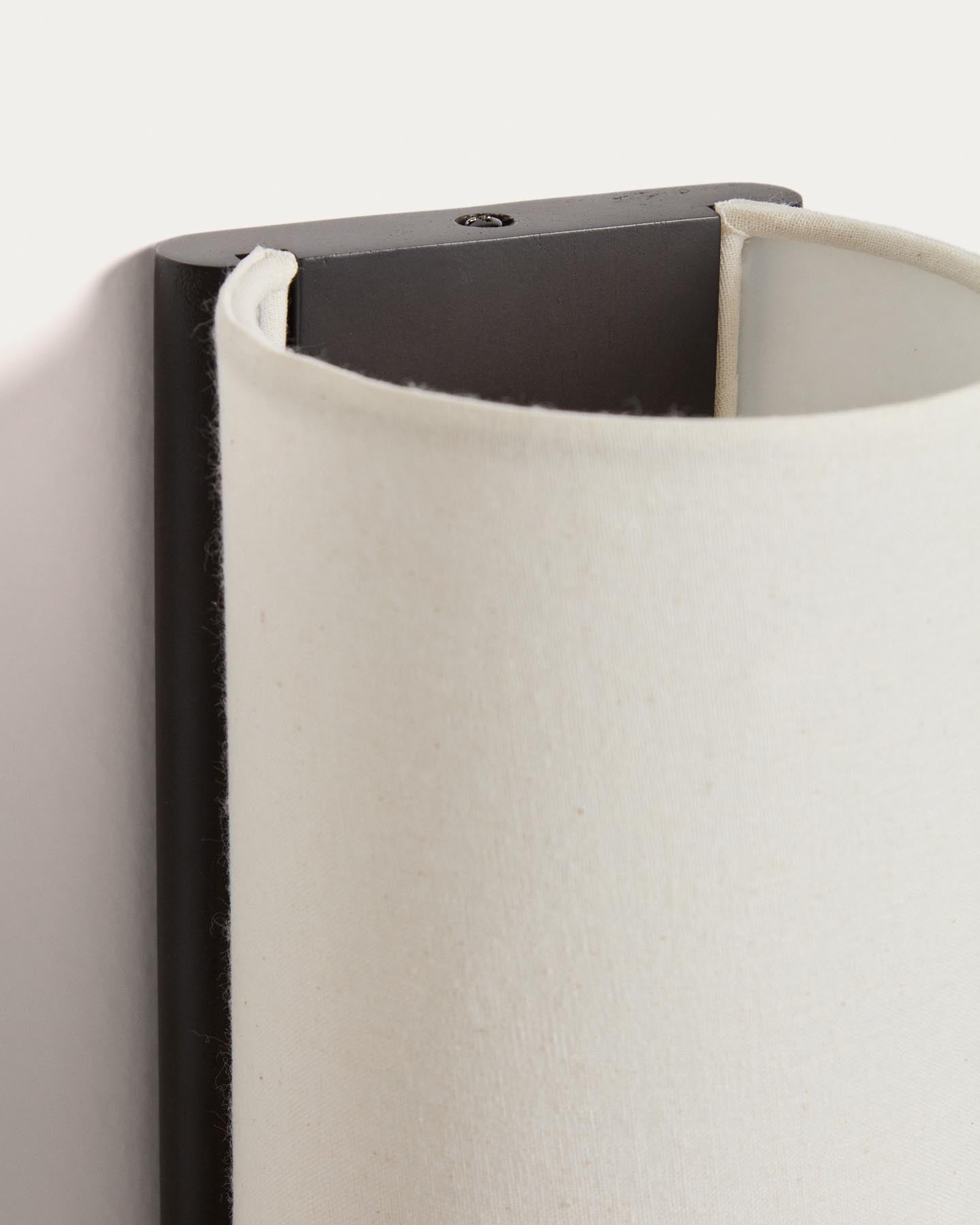 Wandleuchte Umbran aus dunkelbraunem Kautschukholz und Leinen in Beige in Beige präsentiert im Onlineshop von KAQTU Design AG. Wandleuchte ist von Kave Home