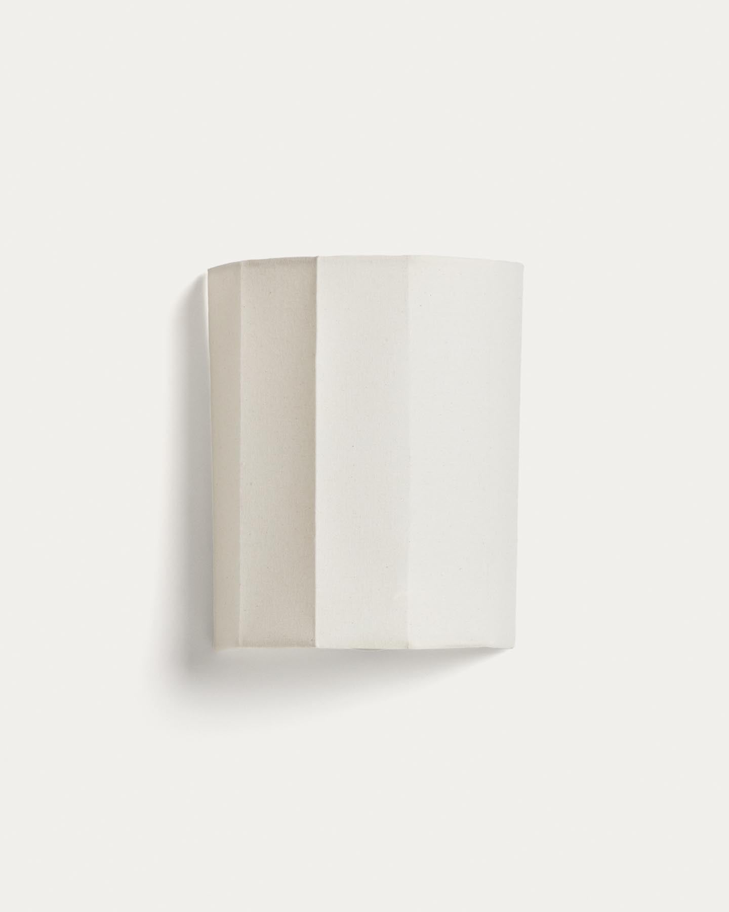 Wandleuchte Lumeni aus Kautschukholz und Leinen in Beige 20 cm in Beige präsentiert im Onlineshop von KAQTU Design AG. Wandleuchte ist von Kave Home