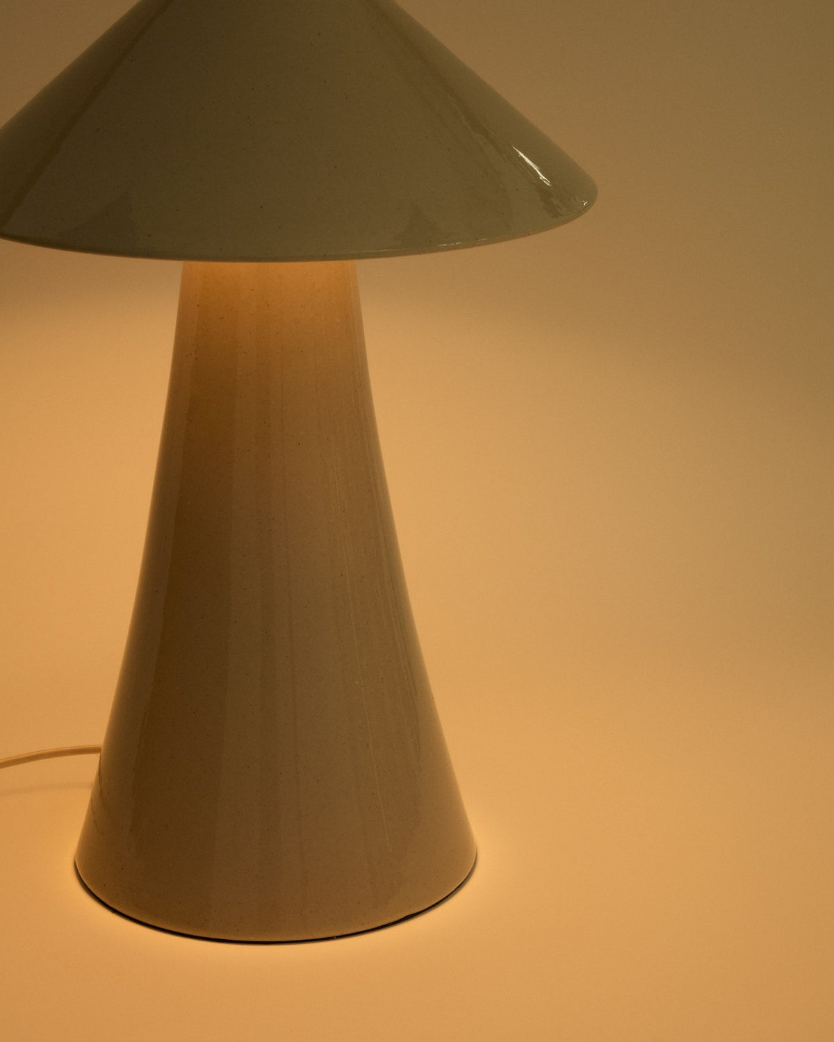 Beigefarbene Tischlampe Ceren aus 100% Keramik, Höhe 54 cm, mit Handschalter am Kabel, Ansicht der Tischleuchte im Produktfoto.