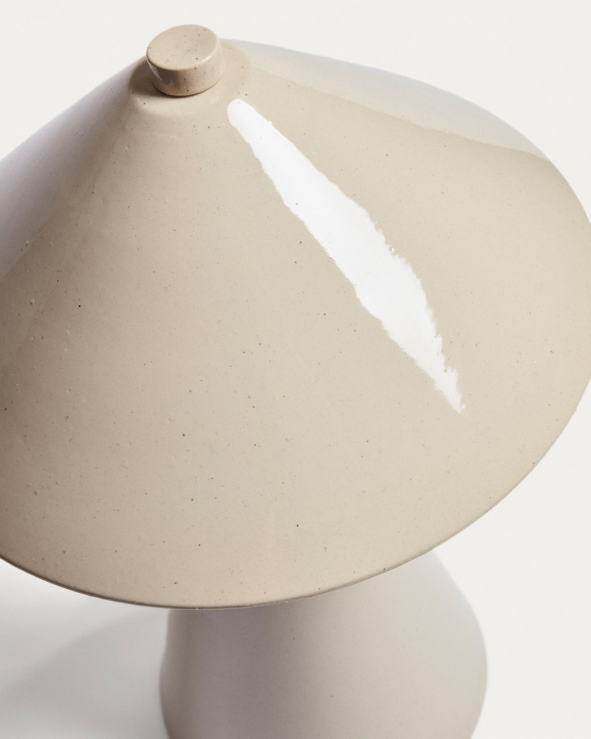 Beigefarbene Tischlampe Ceren aus 100% Keramik, Höhe 54 cm, mit Handschalter am Kabel, Ansicht der Tischleuchte im Produktfoto.