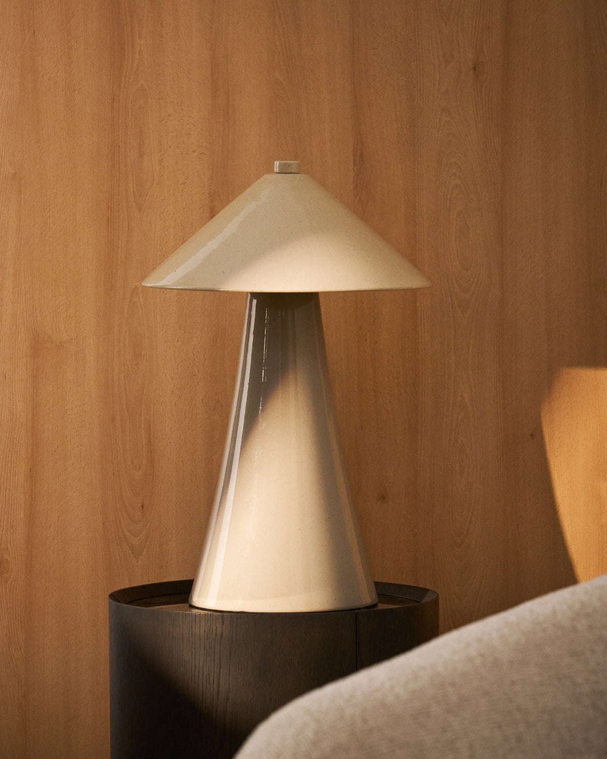 Beigefarbene Tischlampe Ceren aus 100% Keramik, Höhe 54 cm, mit Handschalter am Kabel, Ansicht der Tischleuchte im Produktfoto.