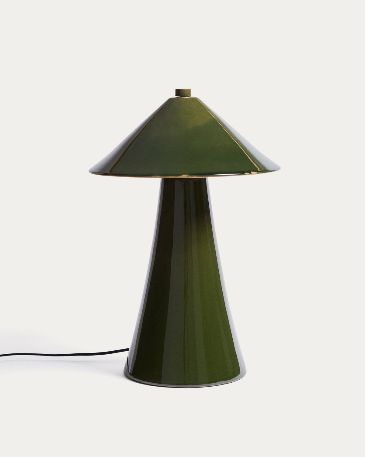 Tischlampe Ceren von Kave Home aus grüner Keramik, Höhe 54 cm, mit Handschalter, kompatibel mit E27-Glühbirne bis 60 W.