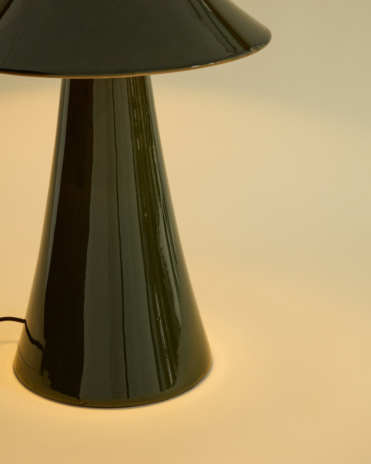 Tischlampe Ceren von Kave Home aus grüner Keramik, Höhe 54 cm, mit Handschalter, kompatibel mit E27-Glühbirne bis 60 W.
