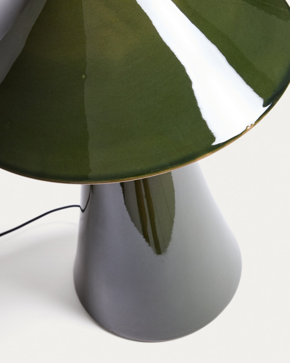Tischlampe Ceren von Kave Home aus grüner Keramik, Höhe 54 cm, mit Handschalter, kompatibel mit E27-Glühbirne bis 60 W.