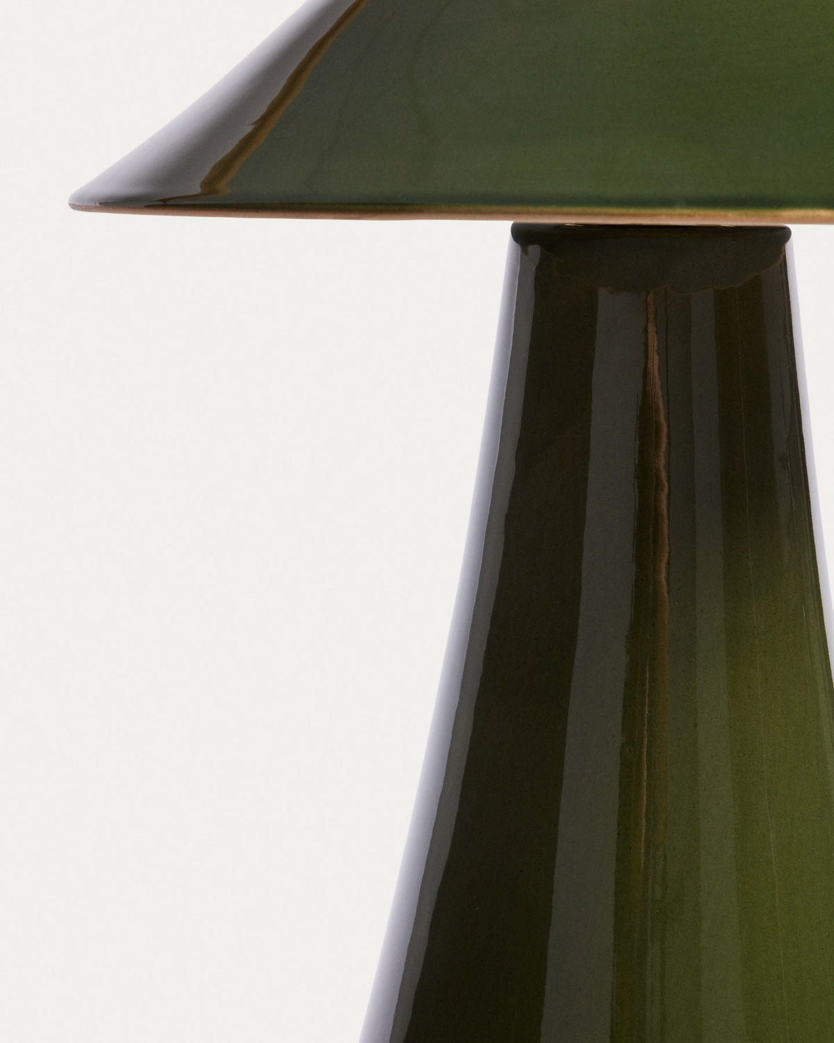 Tischlampe Ceren von Kave Home aus grüner Keramik, Höhe 54 cm, mit Handschalter, kompatibel mit E27-Glühbirne bis 60 W.