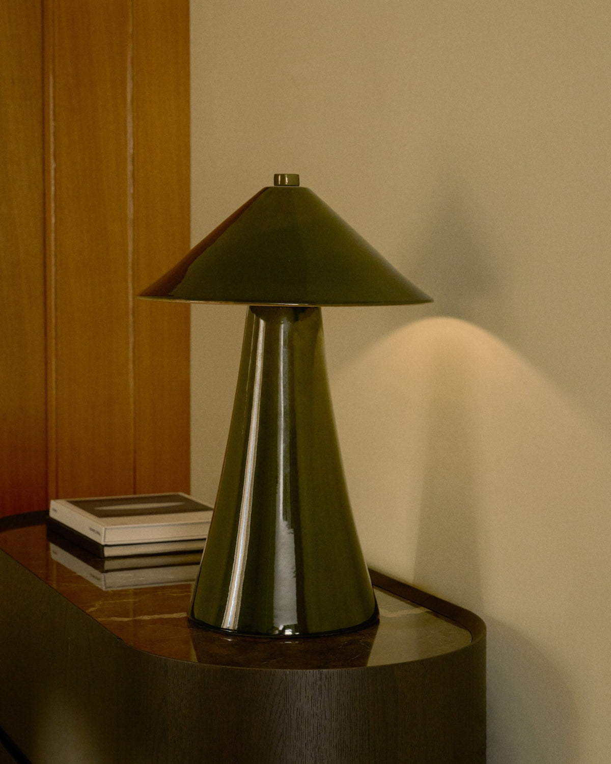Tischlampe Ceren von Kave Home aus grüner Keramik, Höhe 54 cm, mit Handschalter, kompatibel mit E27-Glühbirne bis 60 W.