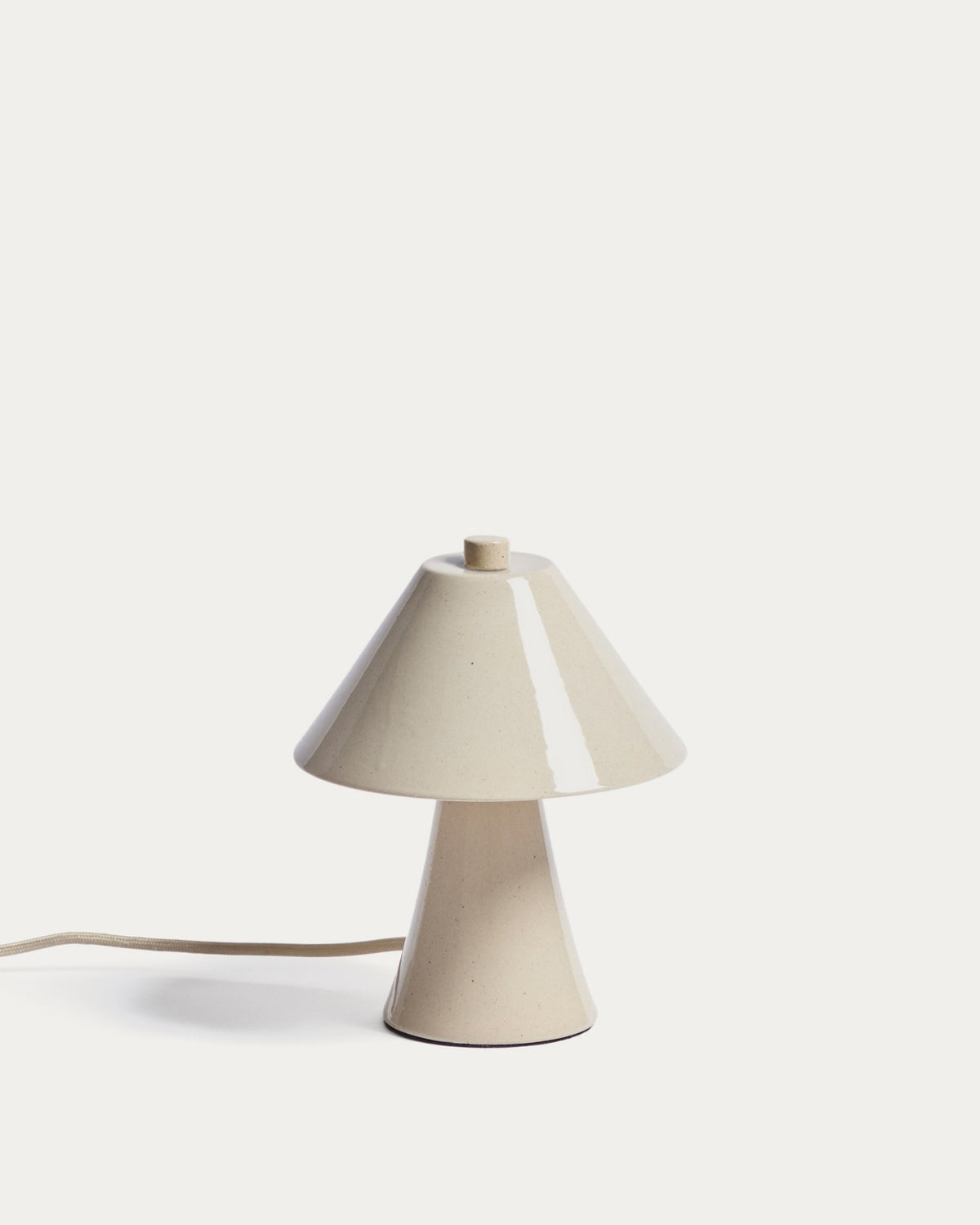 Tischleuchte Ceren aus beiger Keramik, zylindrische Form, Höhe 21 cm, mit Handschalter, Ansicht von vorne auf hellem Hintergrund.