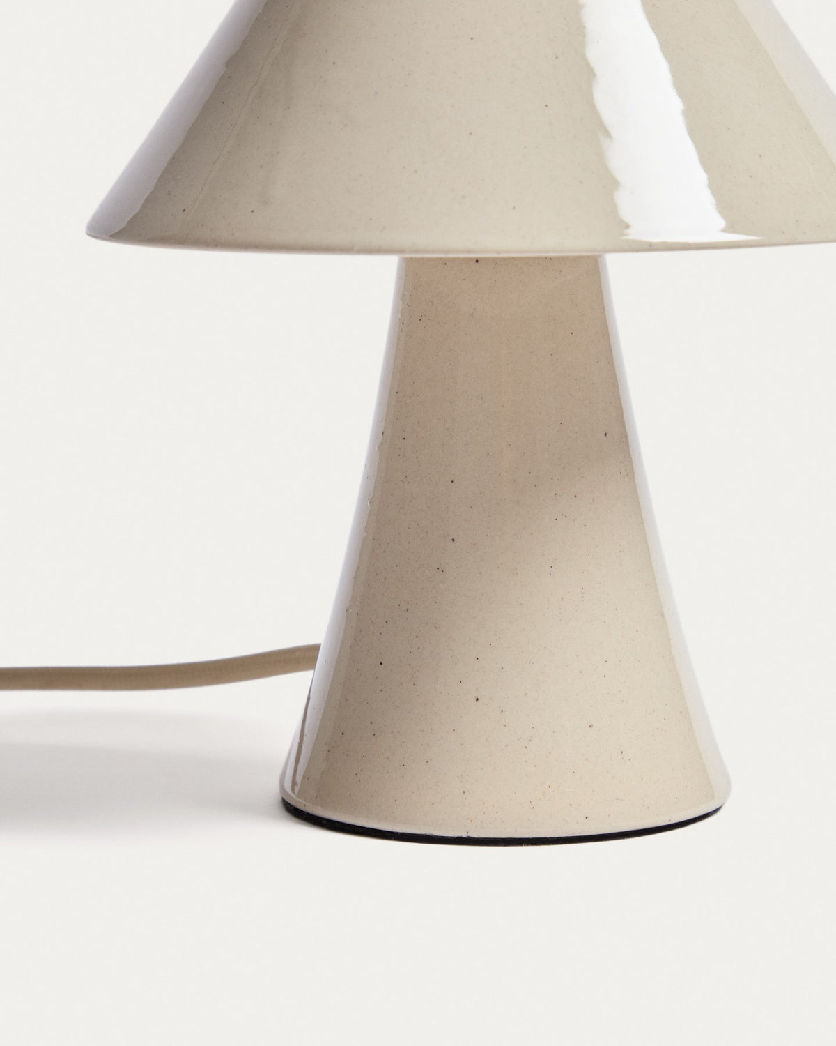Tischleuchte Ceren aus beiger Keramik, zylindrische Form, Höhe 21 cm, mit Handschalter, Ansicht von vorne auf hellem Hintergrund.