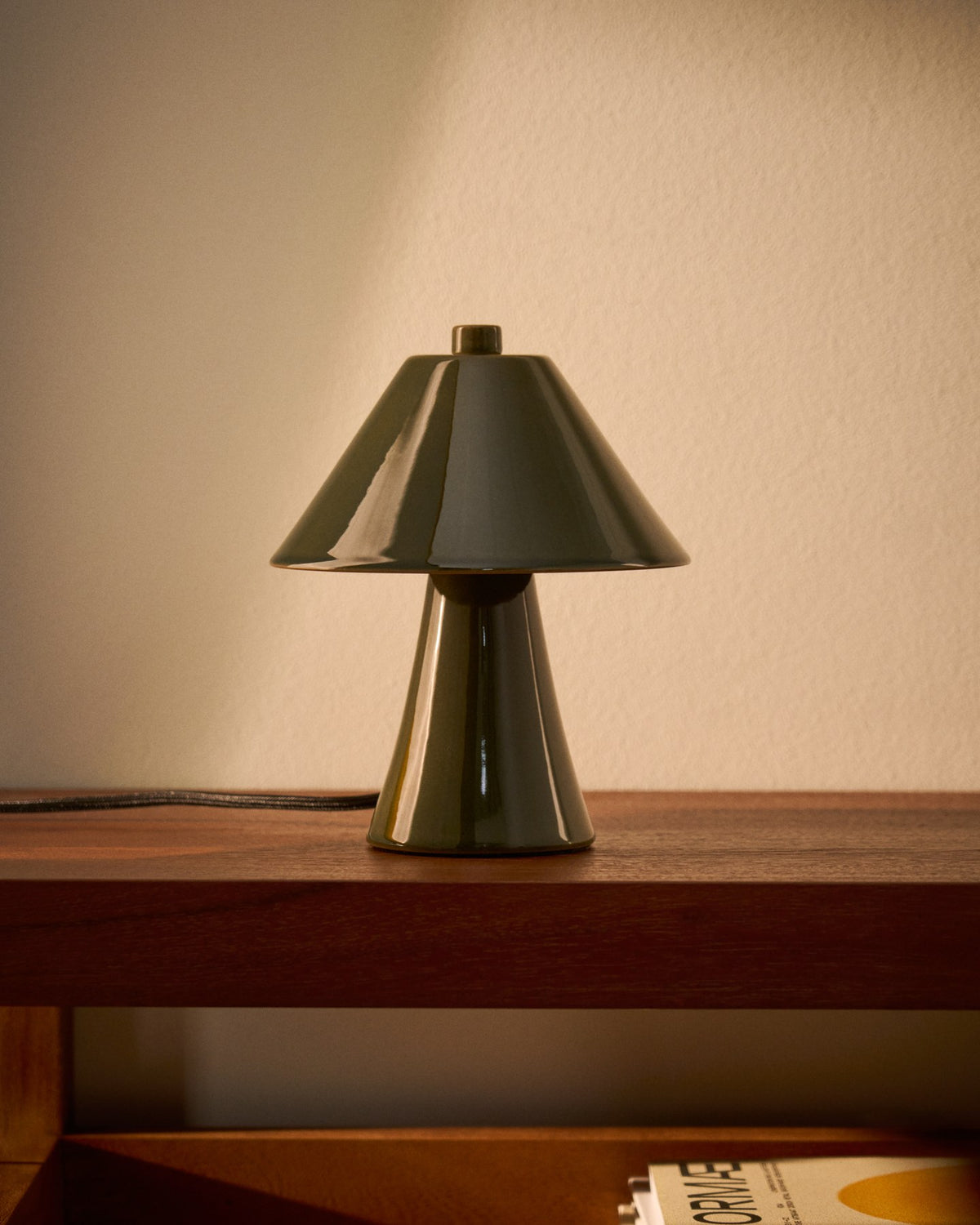 Tischlampe Ceren von Kave Home aus grüner Keramik, Höhe 21 cm, mit Handschalter, Nennspannung 230 V, Gewicht 0.7 kg.