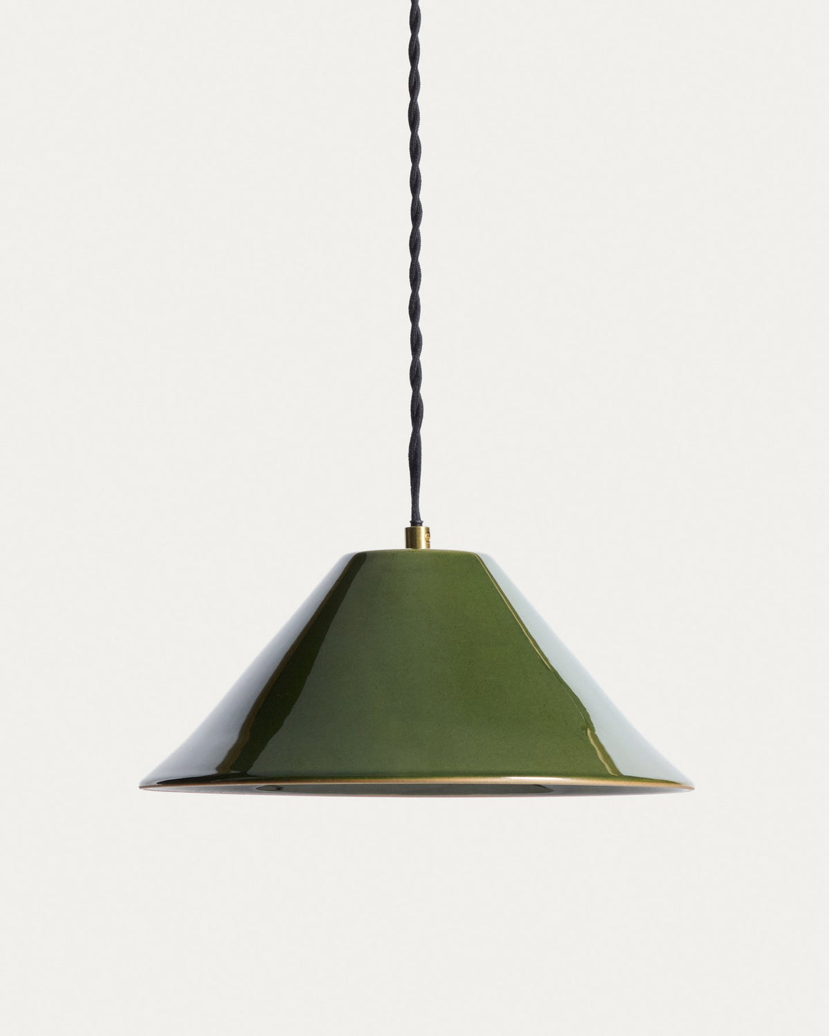 Deckenleuchte Ceren aus grüner Keramik von Kave Home, Masse 29 x 29 x 13 cm, schlichte kompakte Form für die Deckenmontage.