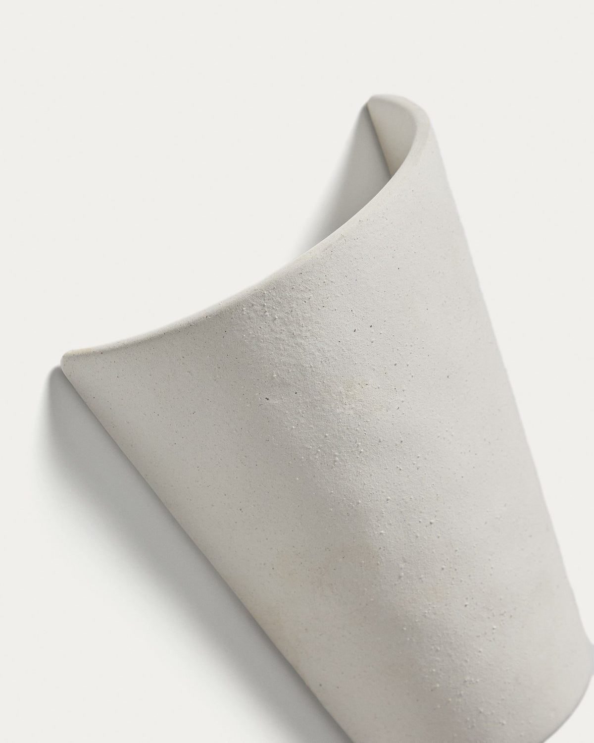 Wandleuchte Ceren aus weisser Keramik mit klaren, runden Formen, Masse 19x9.5x21 cm, montiert an einer hellen Innenwand.