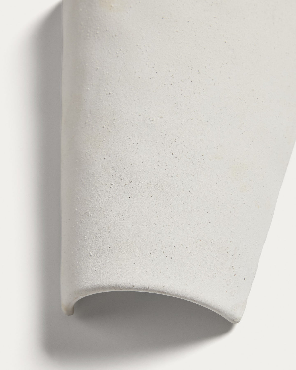 Wandleuchte Ceren aus weisser Keramik mit klaren, runden Formen, Masse 19x9.5x21 cm, montiert an einer hellen Innenwand.