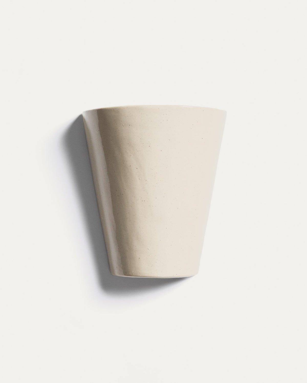 Beigefarbene Wandleuchte Ceren aus 100% Keramik mit klaren, runden Formen, Höhe 21 cm, Breite 19 cm, Tiefe 9.5 cm, von Kave Home.