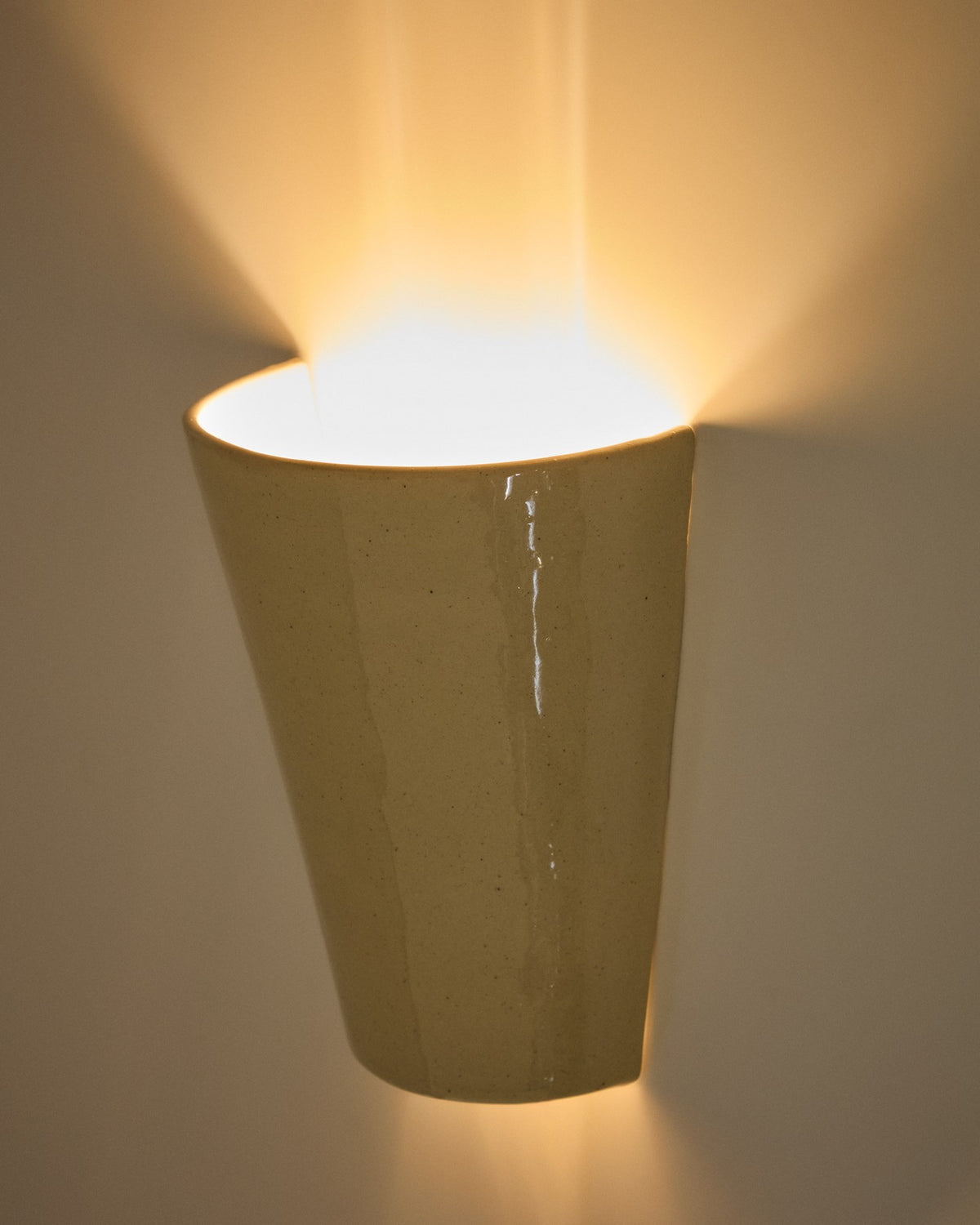 Beigefarbene Wandleuchte Ceren aus 100% Keramik mit klaren, runden Formen, Höhe 21 cm, Breite 19 cm, Tiefe 9.5 cm, von Kave Home.