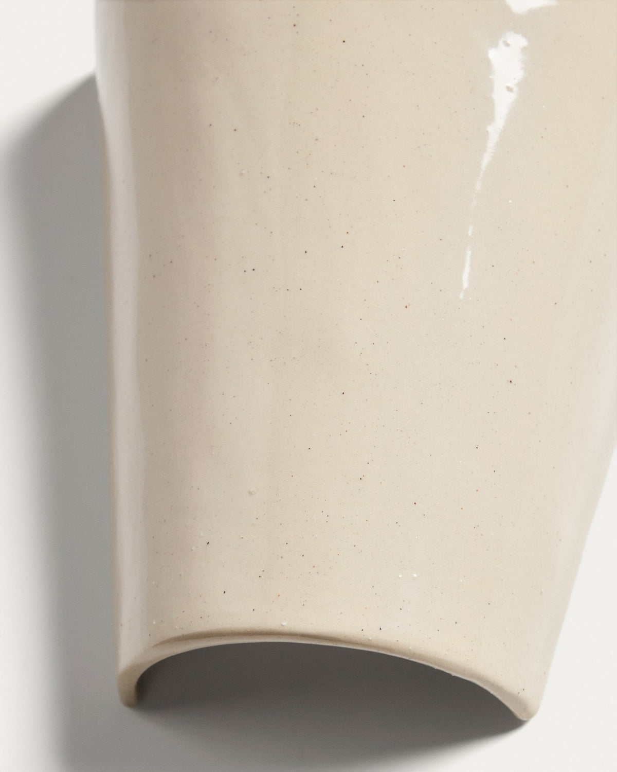 Beigefarbene Wandleuchte Ceren aus 100% Keramik mit klaren, runden Formen, Höhe 21 cm, Breite 19 cm, Tiefe 9.5 cm, von Kave Home.