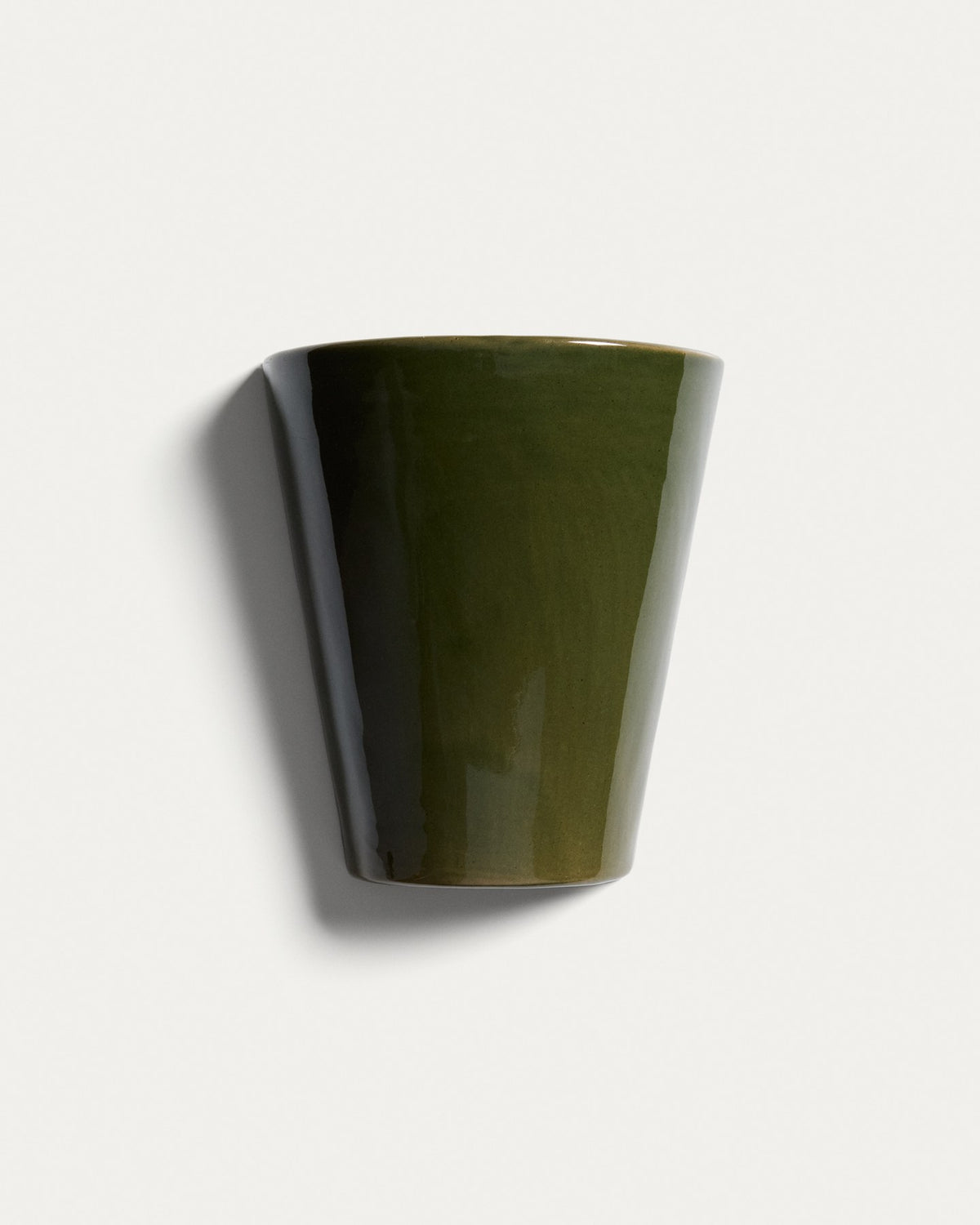 Grüne Keramik-Wandleuchte Ceren mit klaren Formen, Höhe 21 cm, montiert an weisser Wand, kompatibel mit E14-Leuchtmitteln.