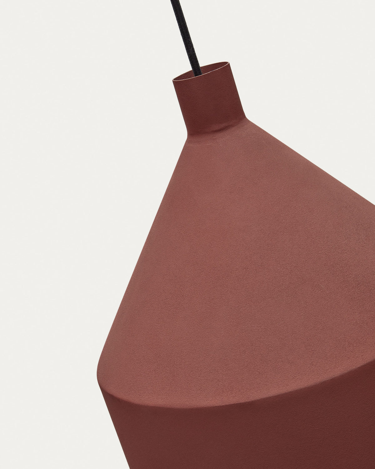 Peralta Deckenleuchte aus Metall mit Finish in Terrakotta Ø 30 cm in Terrakotta präsentiert im Onlineshop von KAQTU Design AG. Pendelleuchte ist von Kave Home