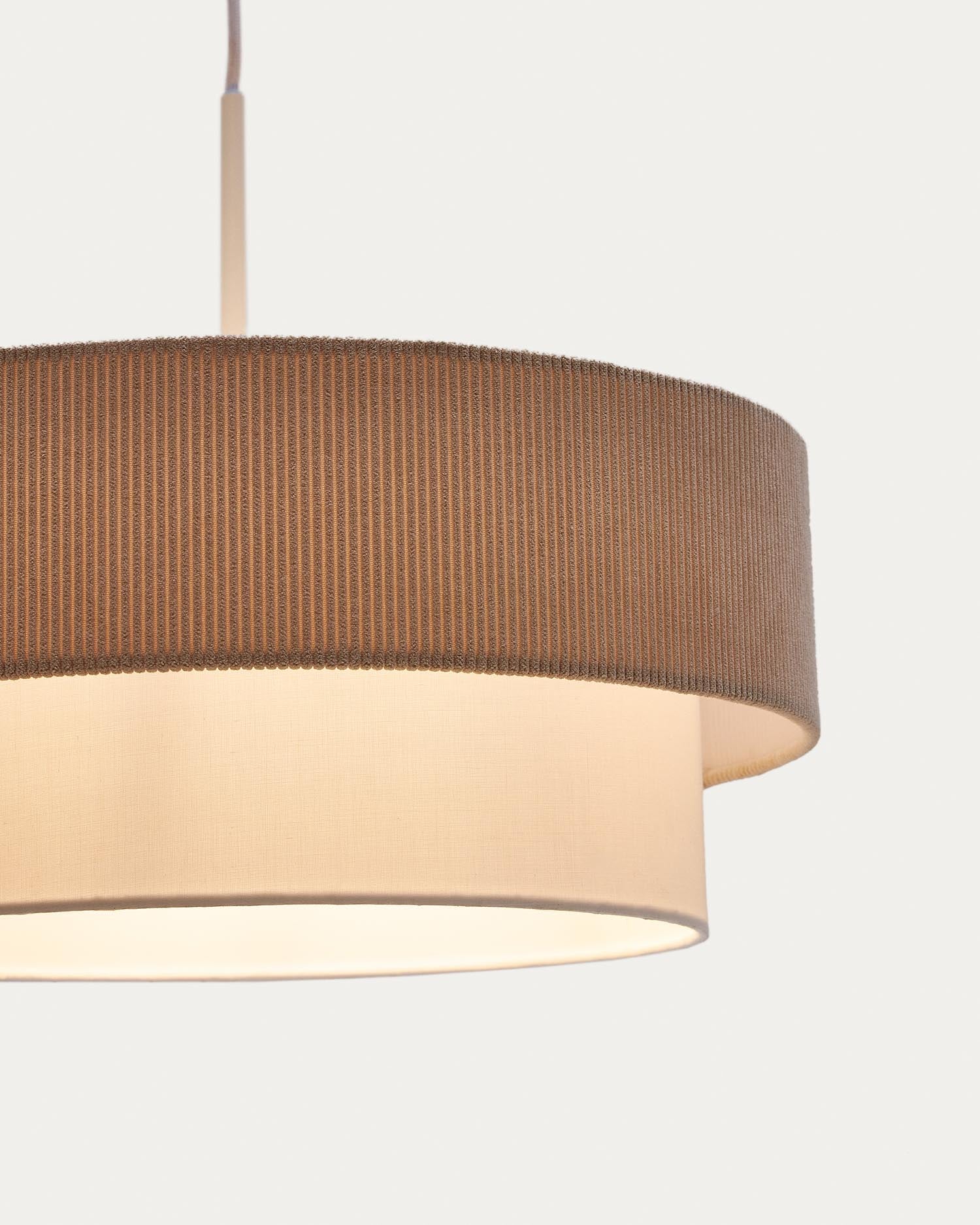 Die Bianella Deckenleuchte von Kave Home bringt mit ihrem Baumwollschirm und beigem Cord Retro-Charme in jeden Raum. Ø 40 cm, ideal für gemütliche Atmosphären.