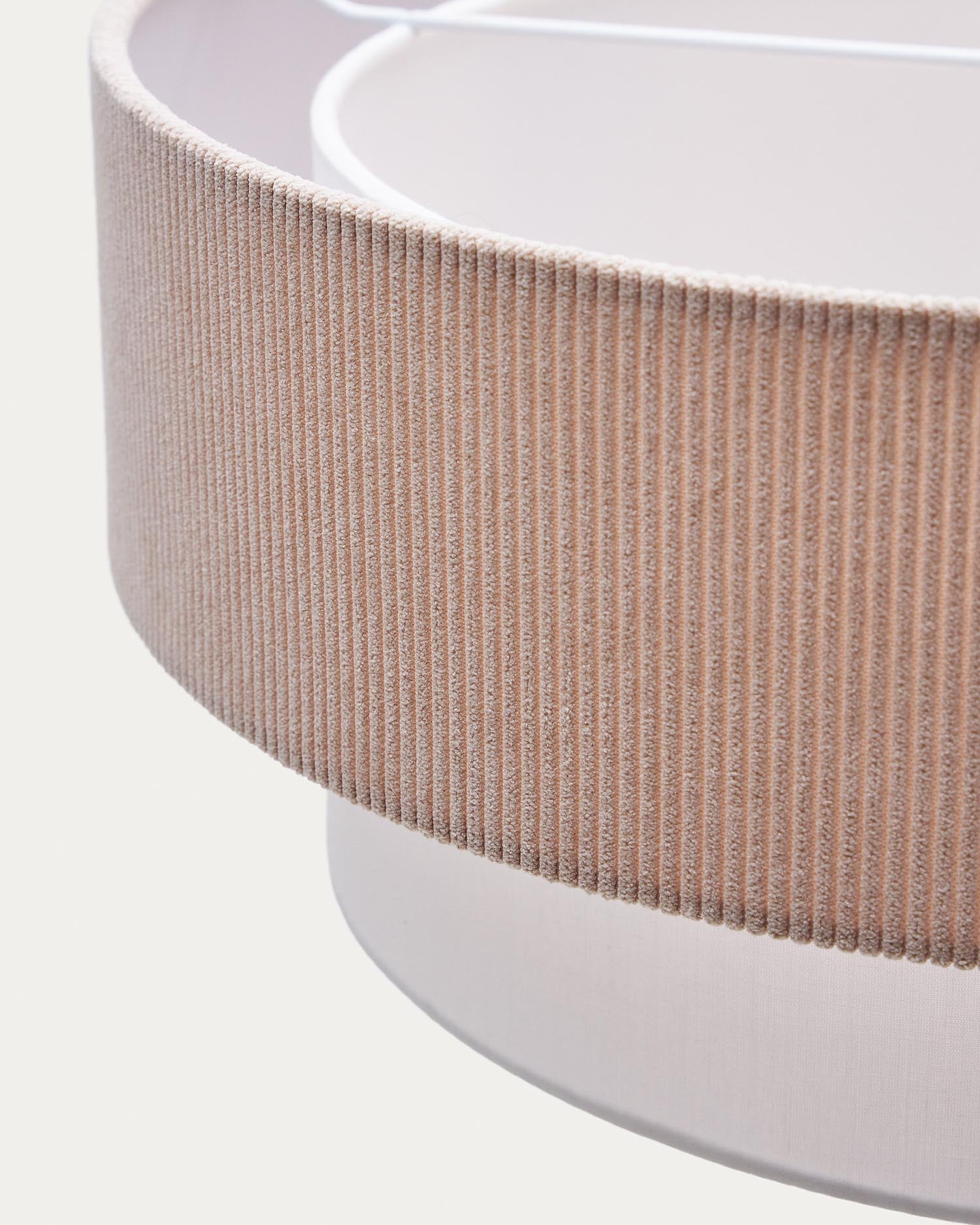 Die Bianella Deckenleuchte von Kave Home vereint Baumwolle und Cord für ein stilvolles, warmes Licht. Ø 40 cm, perfekt für jedes Zuhause.